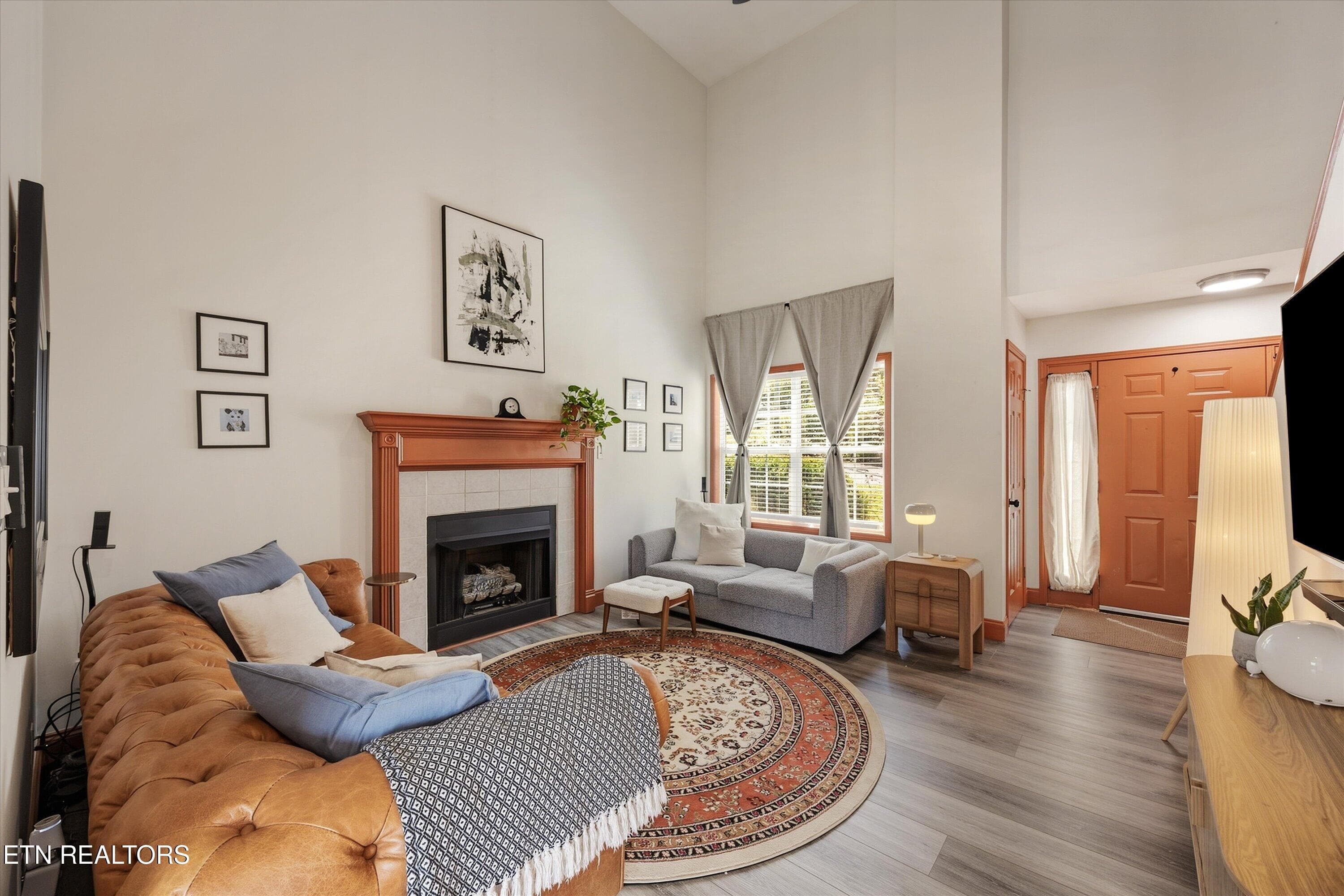 Vaulted Ceilings Fill With Natural Light - 6601 Sedgefield Drive, Knoxville, TN 37923, Knoxville