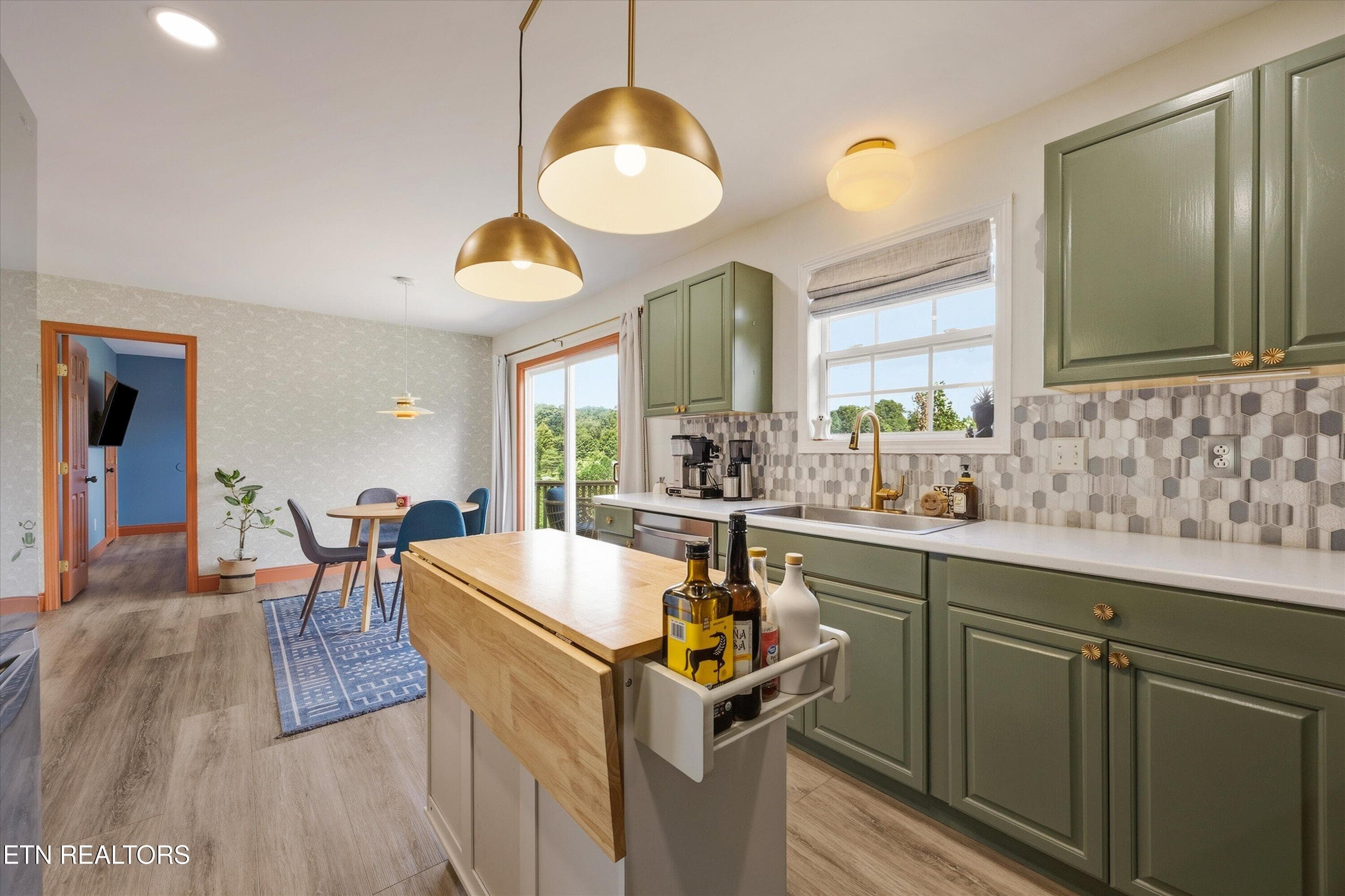 Seemless flow to the dining space - 6601 Sedgefield Drive, Knoxville, TN 37923, Knoxville