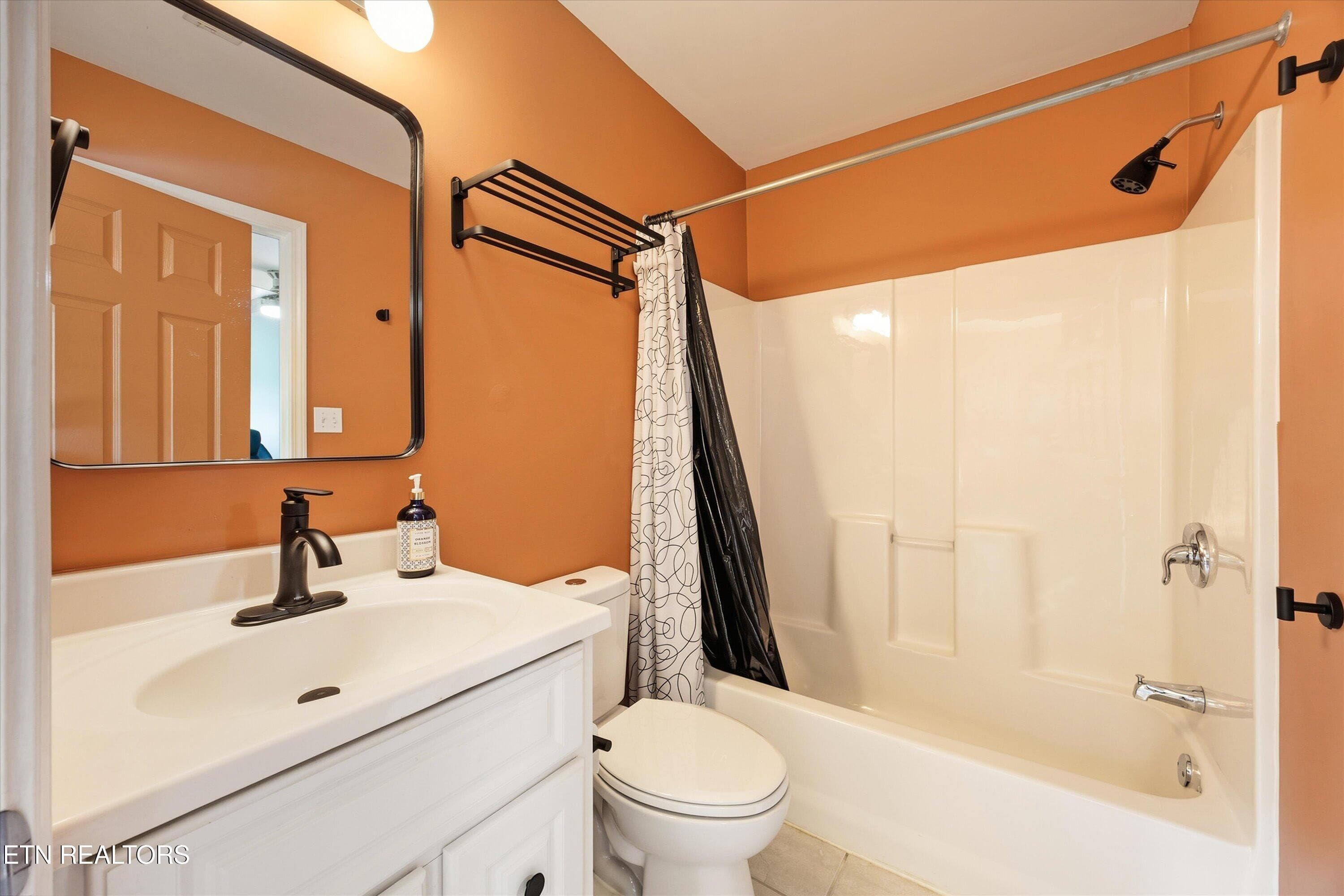 Upstairs Full Bathroom - 6601 Sedgefield Drive, Knoxville, TN 37923, Knoxville
