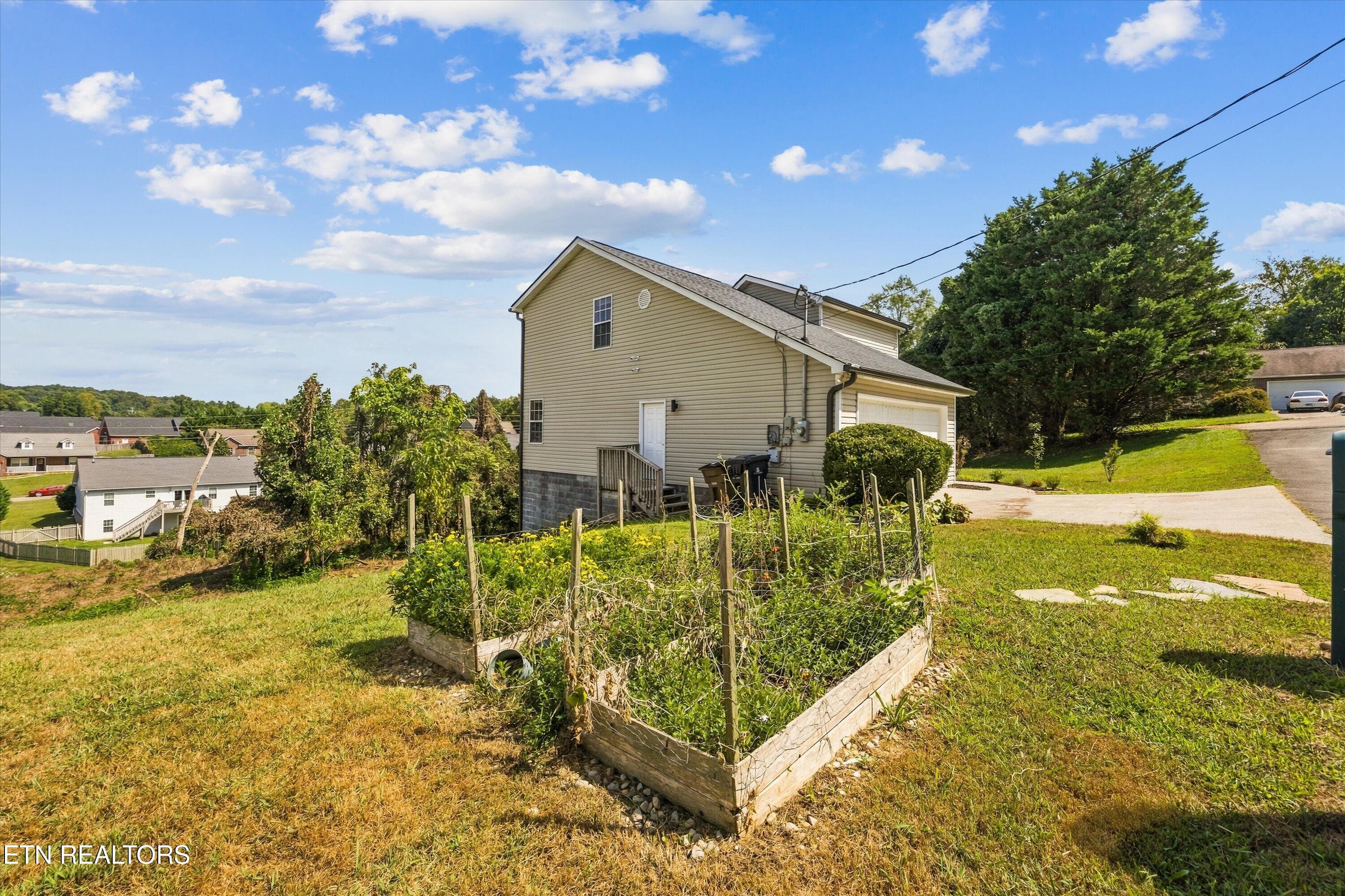 Little garden area - 6601 Sedgefield Drive, Knoxville, TN 37923, Knoxville