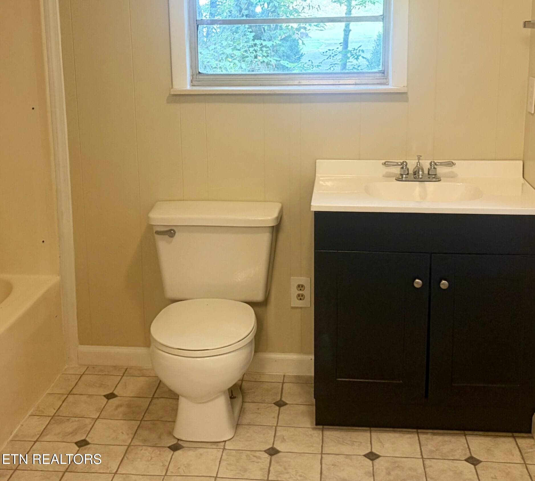 Bath - 4413 E Scenic Drive, Gatlinburg, TN 37738, Gatlinburg