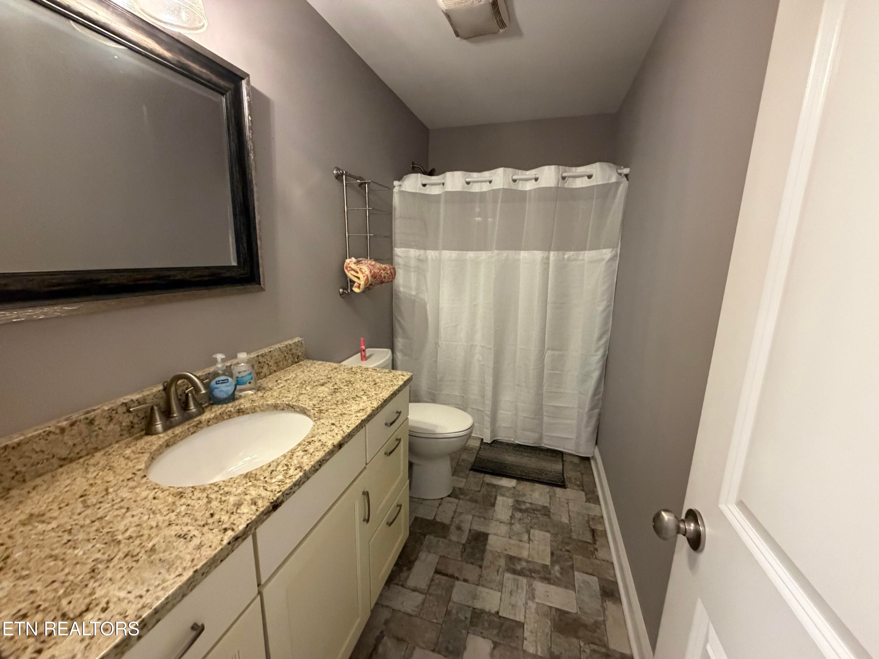 Hall Bath - 1113 E Woodshire Drive, Knoxville, TN 37922, Knoxville