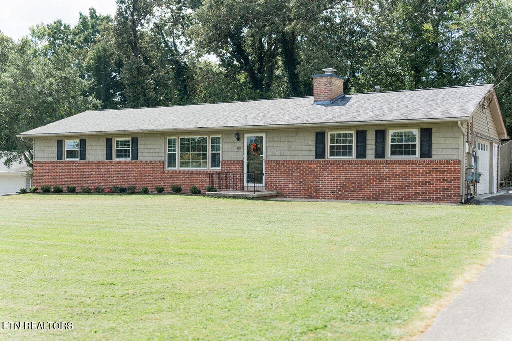 1017 W Park Drive, Knoxville, TN 37909
