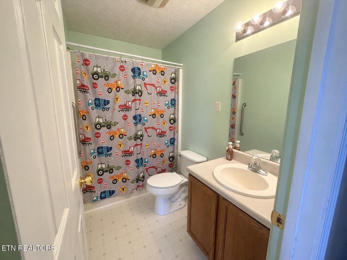 Upstairs Bathroom - 7518 Kilbridge Drive, Knoxville, TN 37924, Knoxville