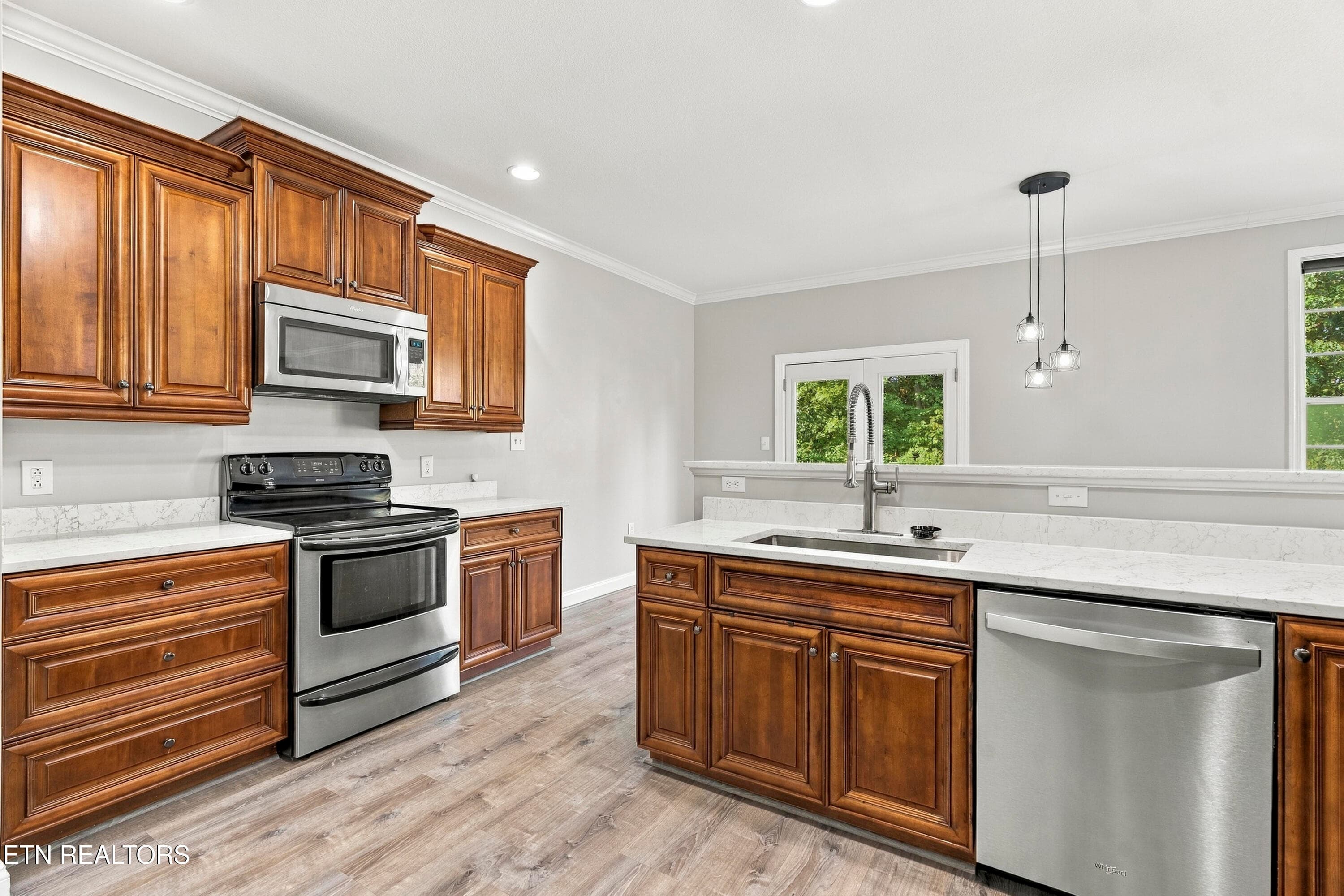 High ceilings allow lots of light - 4022 Mountain Vista Rd, Knoxville, TN 37931, Knoxville