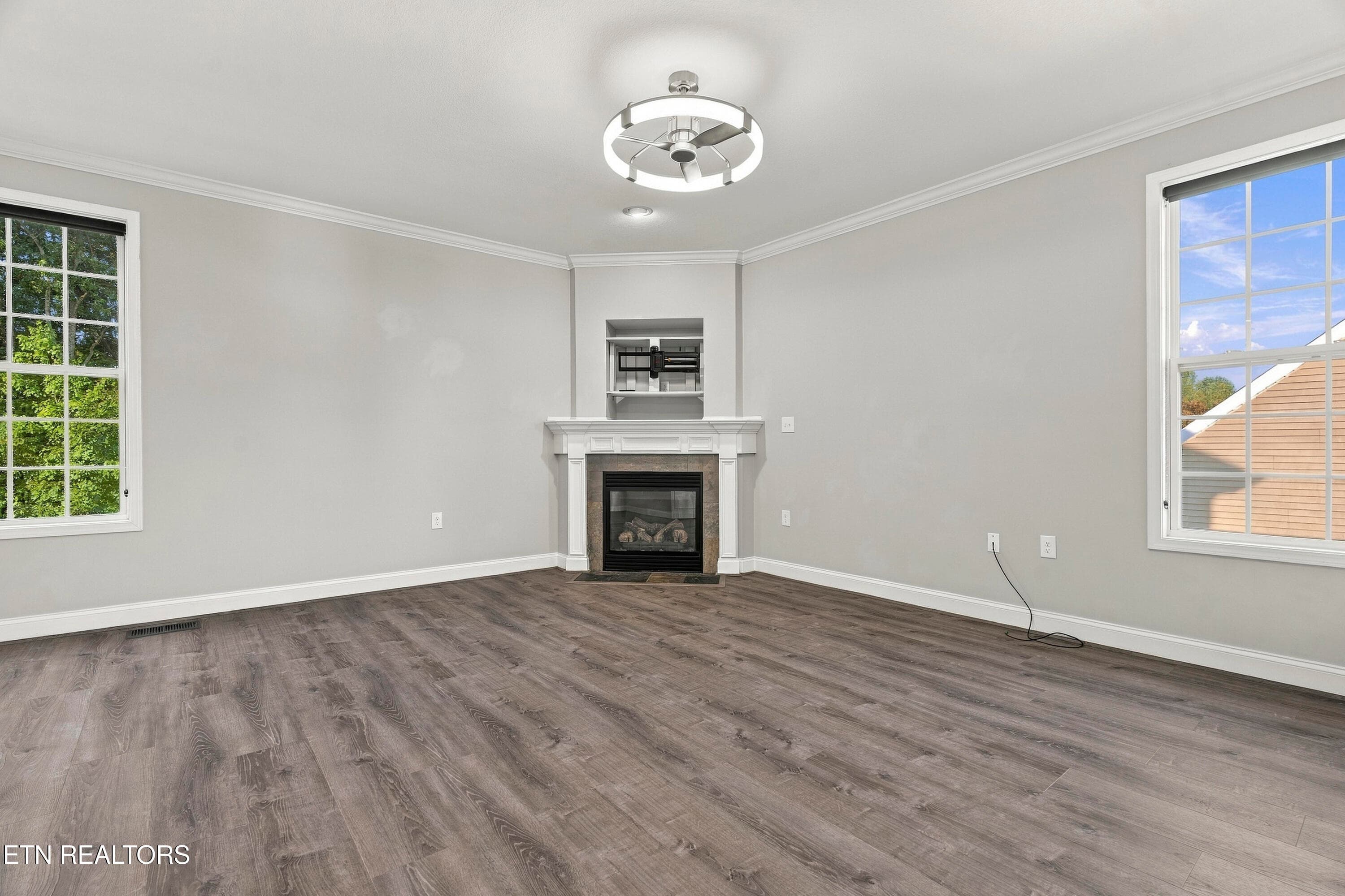 Tall ceilings make space big & bright! - 4022 Mountain Vista Rd, Knoxville, TN 37931, Knoxville