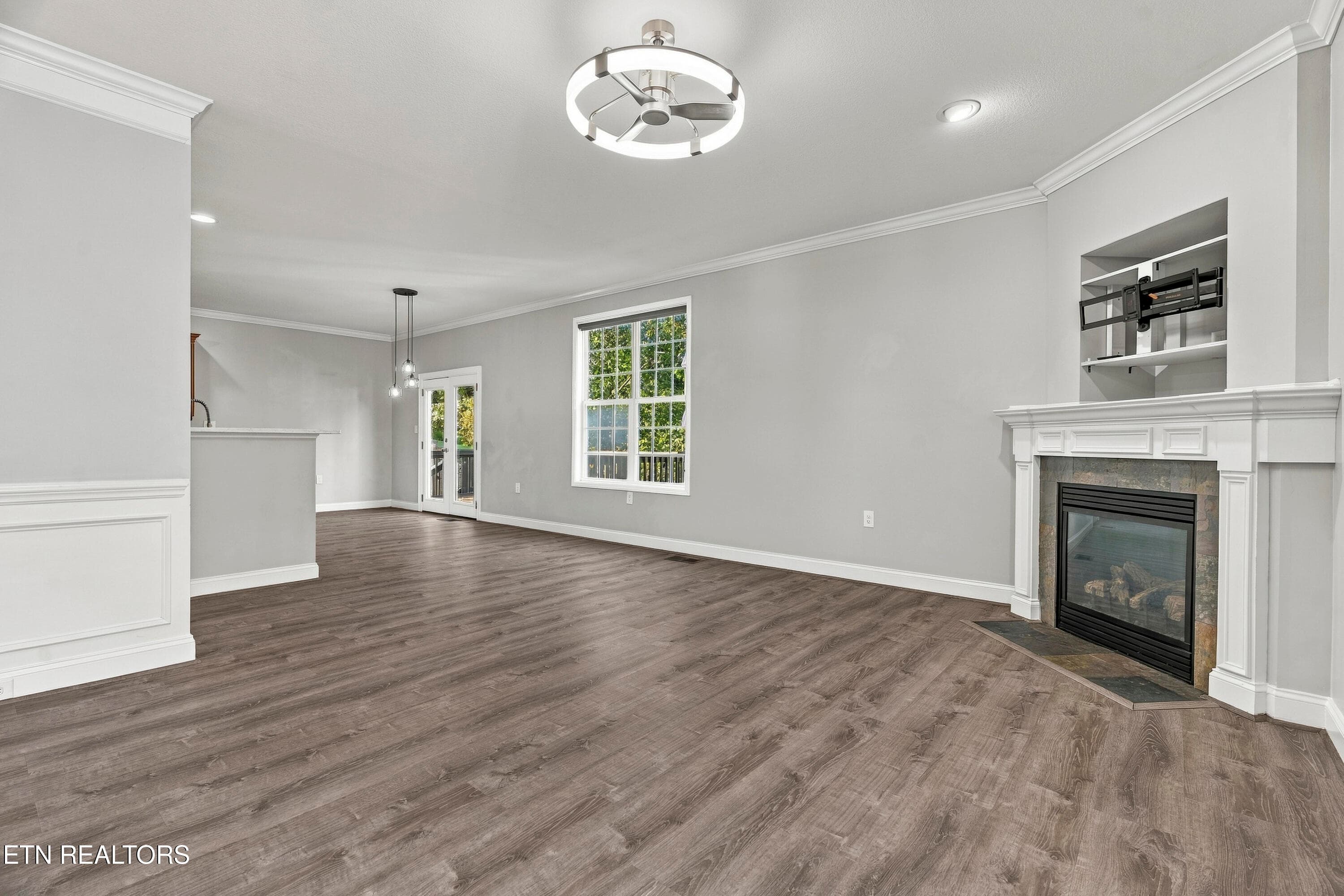 Very open with corner fireplace - 4022 Mountain Vista Rd, Knoxville, TN 37931, Knoxville