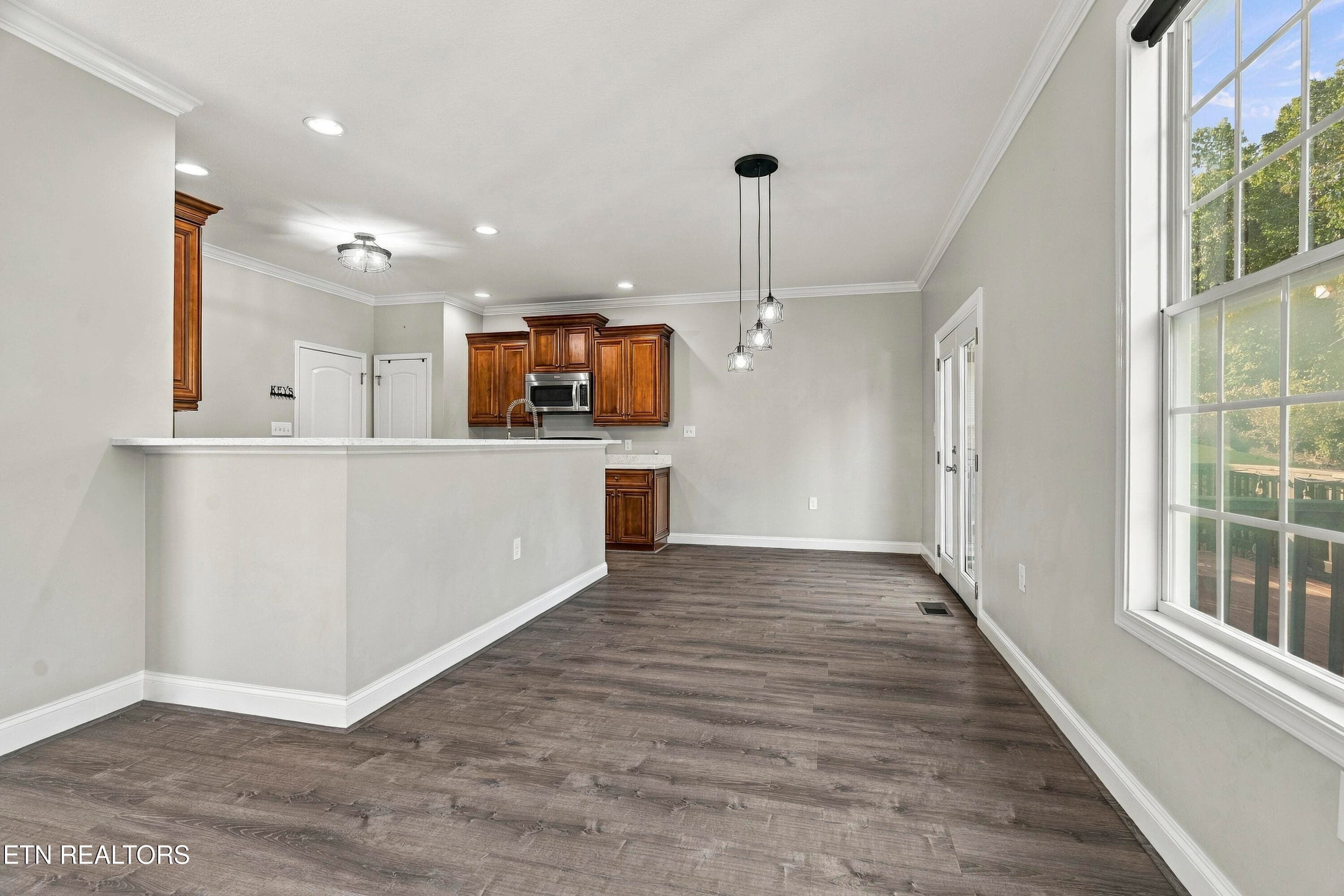 Eat in kitchen & bar seating - 4022 Mountain Vista Rd, Knoxville, TN 37931, Knoxville