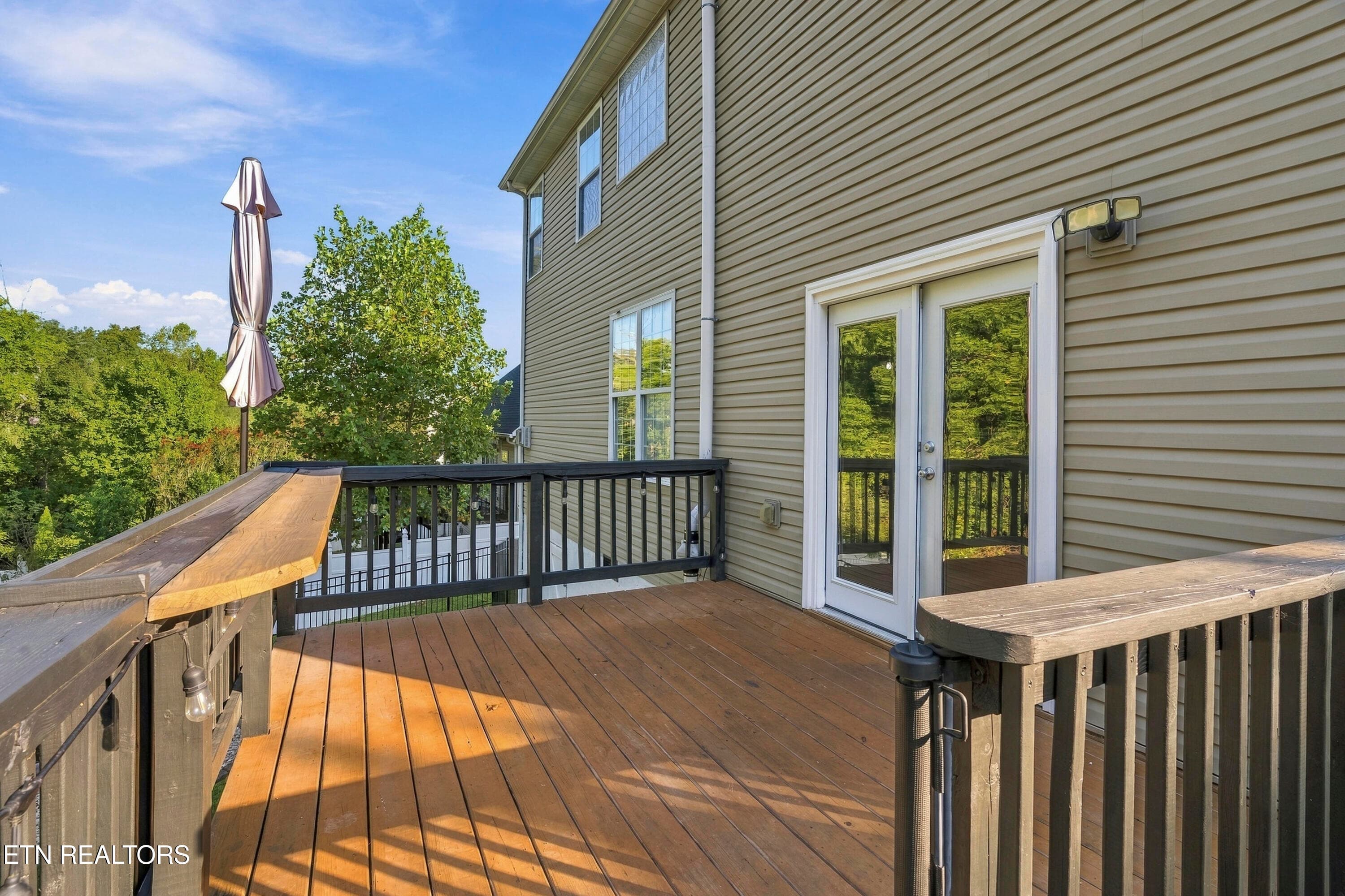 Great sized deck with custom bar ledge - 4022 Mountain Vista Rd, Knoxville, TN 37931, Knoxville