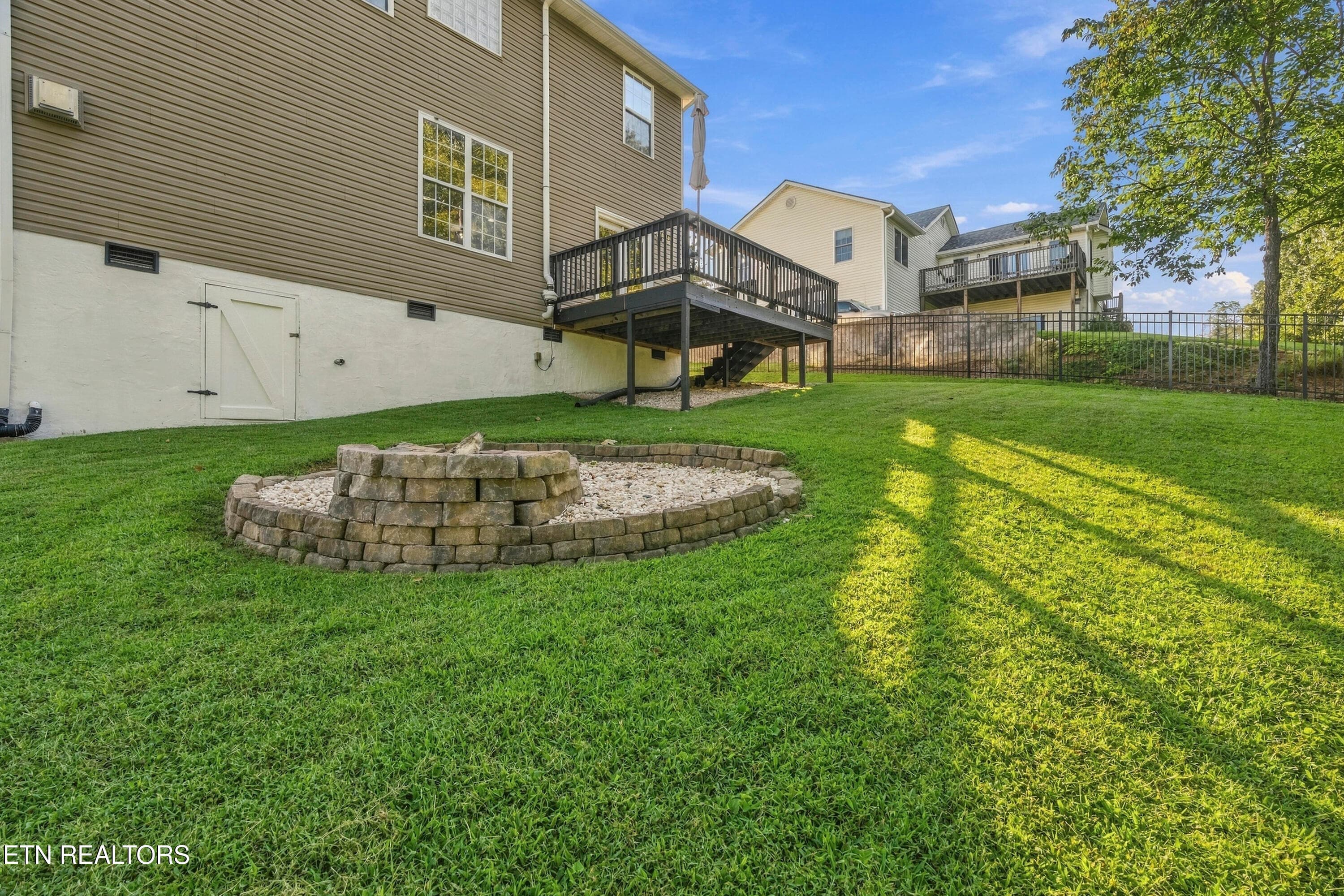 Easy sloped backyard - 4022 Mountain Vista Rd, Knoxville, TN 37931, Knoxville