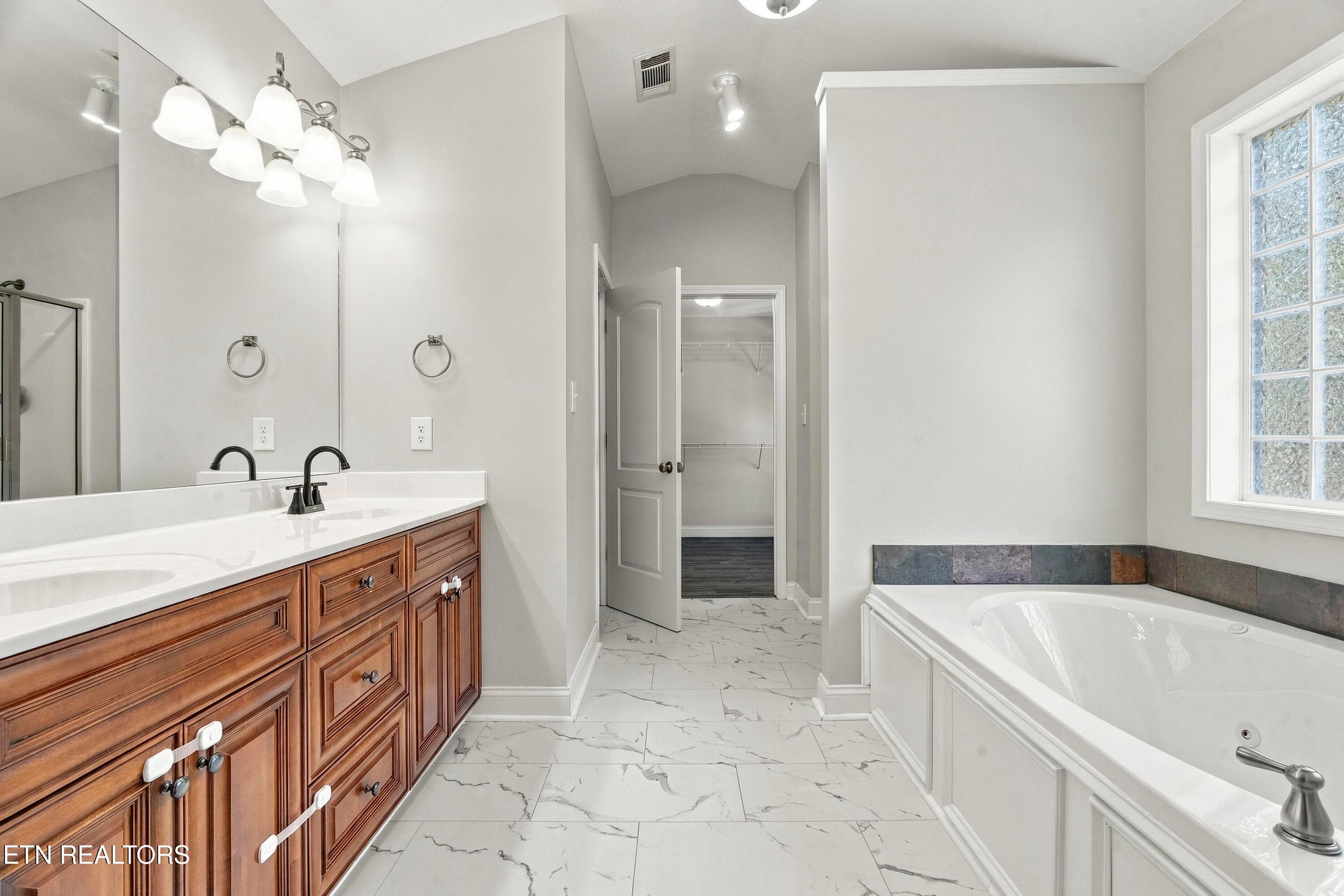Primary bath with vaulted ceilings - 4022 Mountain Vista Rd, Knoxville, TN 37931, Knoxville