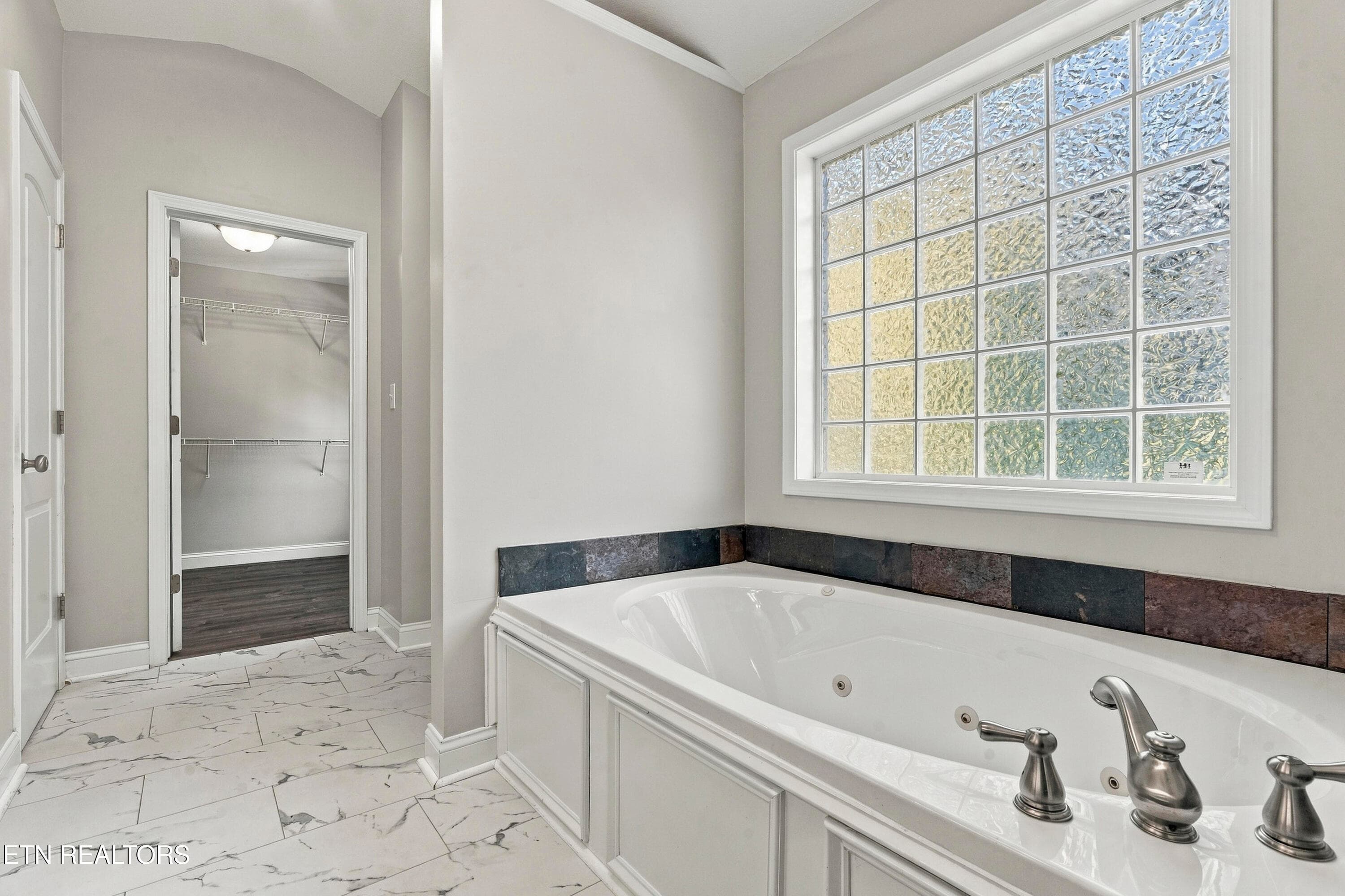 Jetted tub & private water closet - 4022 Mountain Vista Rd, Knoxville, TN 37931, Knoxville