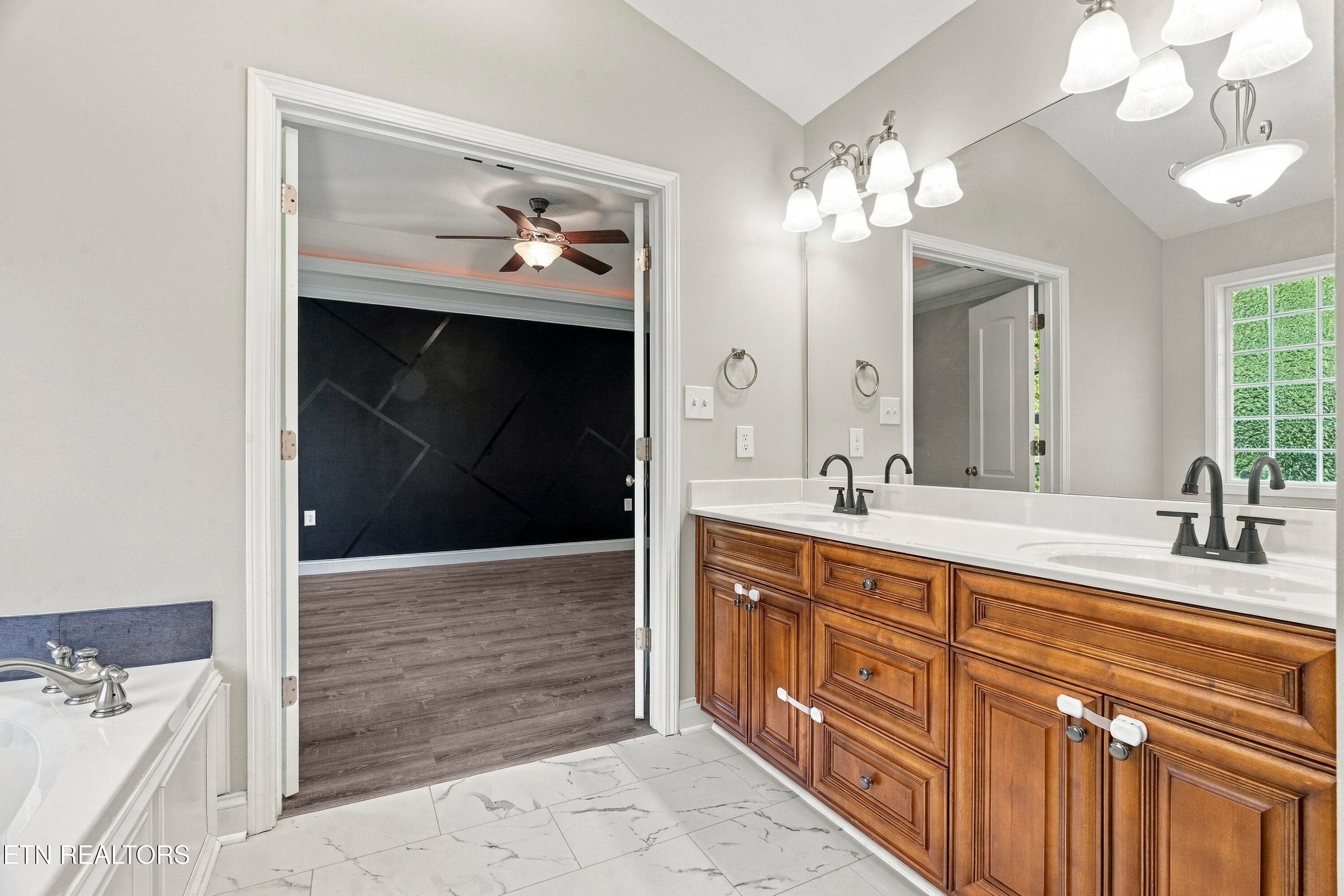 Double vanities & updated lighting - 4022 Mountain Vista Rd, Knoxville, TN 37931, Knoxville