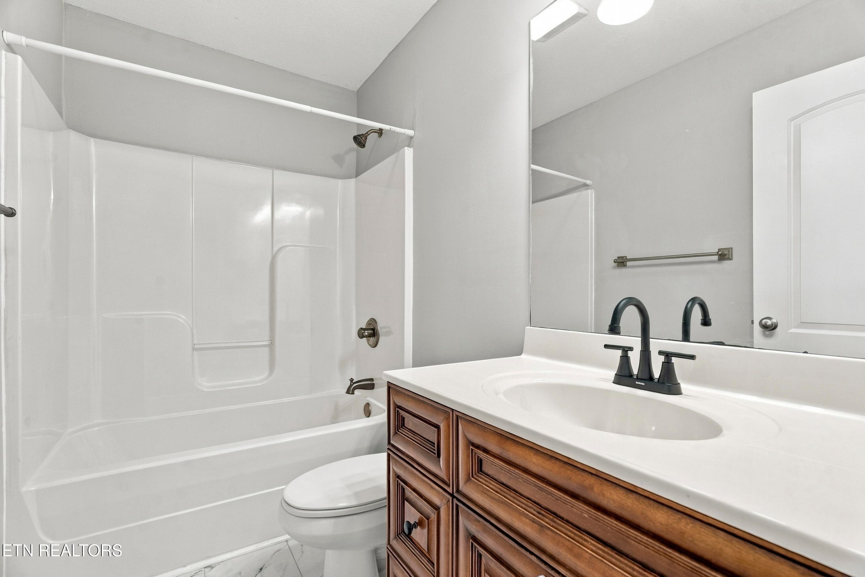 Upstairs full bath for guests - 4022 Mountain Vista Rd, Knoxville, TN 37931, Knoxville