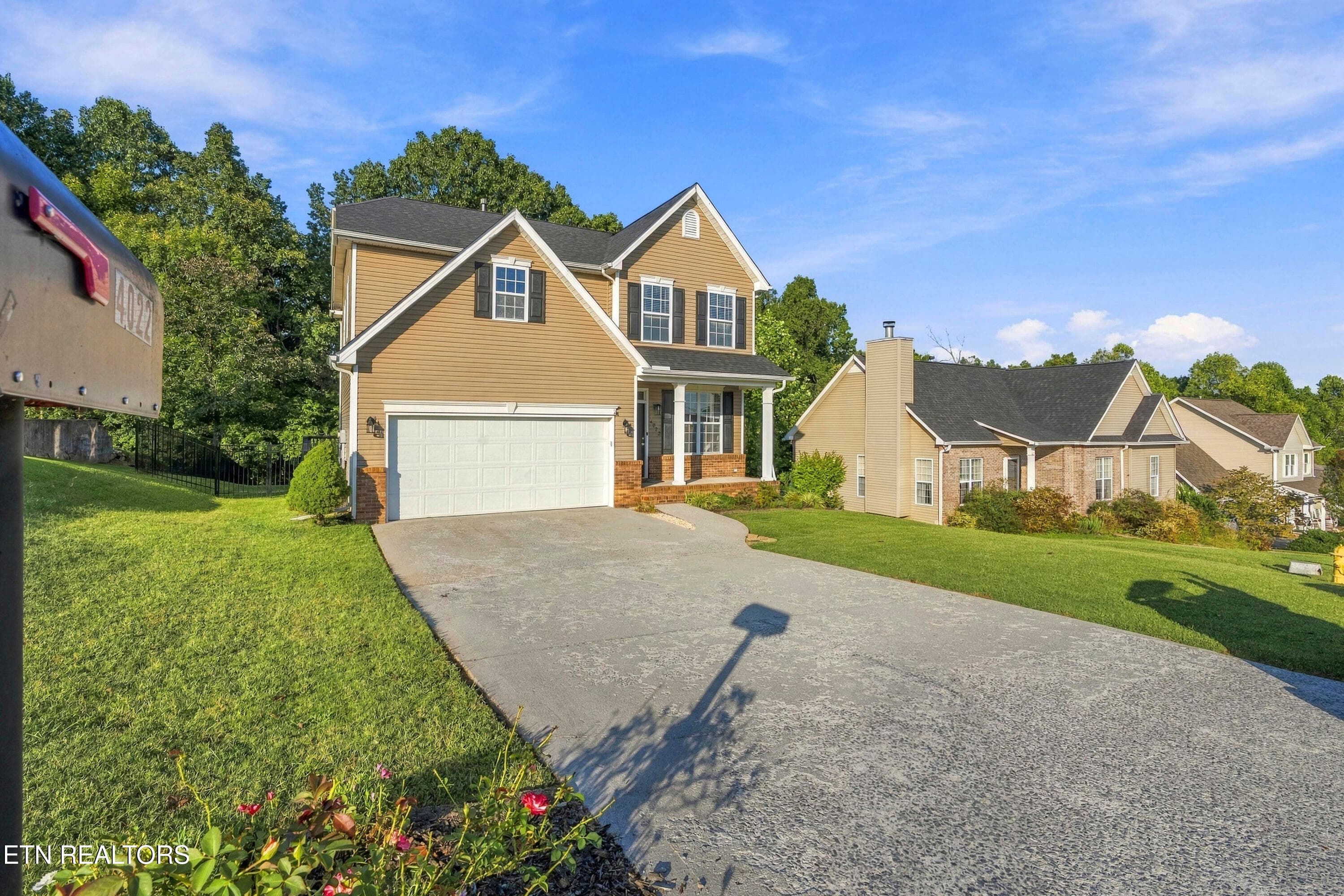 Flat driveway & bermuda grass - 4022 Mountain Vista Rd, Knoxville, TN 37931, Knoxville