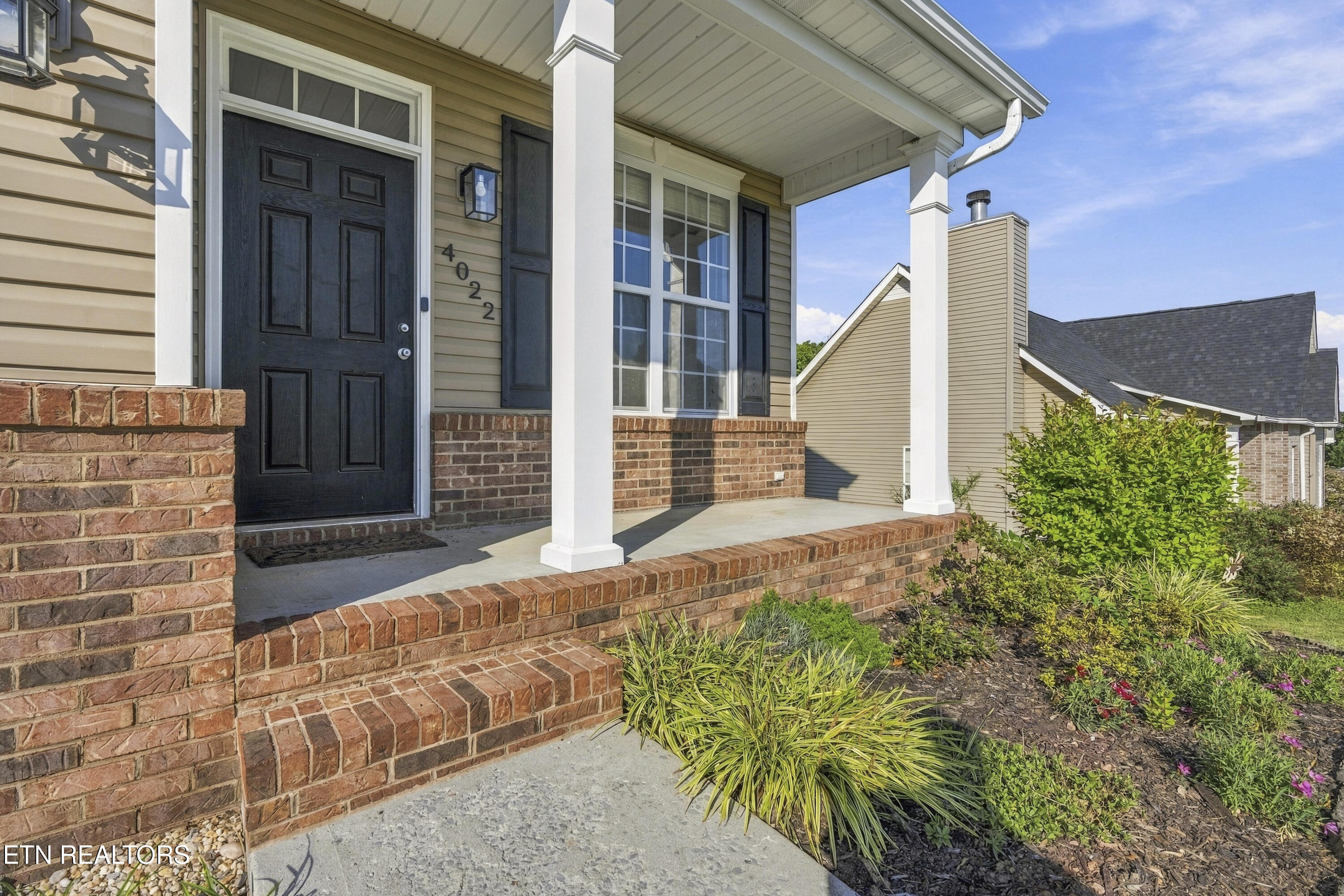 Covered front porch - 4022 Mountain Vista Rd, Knoxville, TN 37931, Knoxville