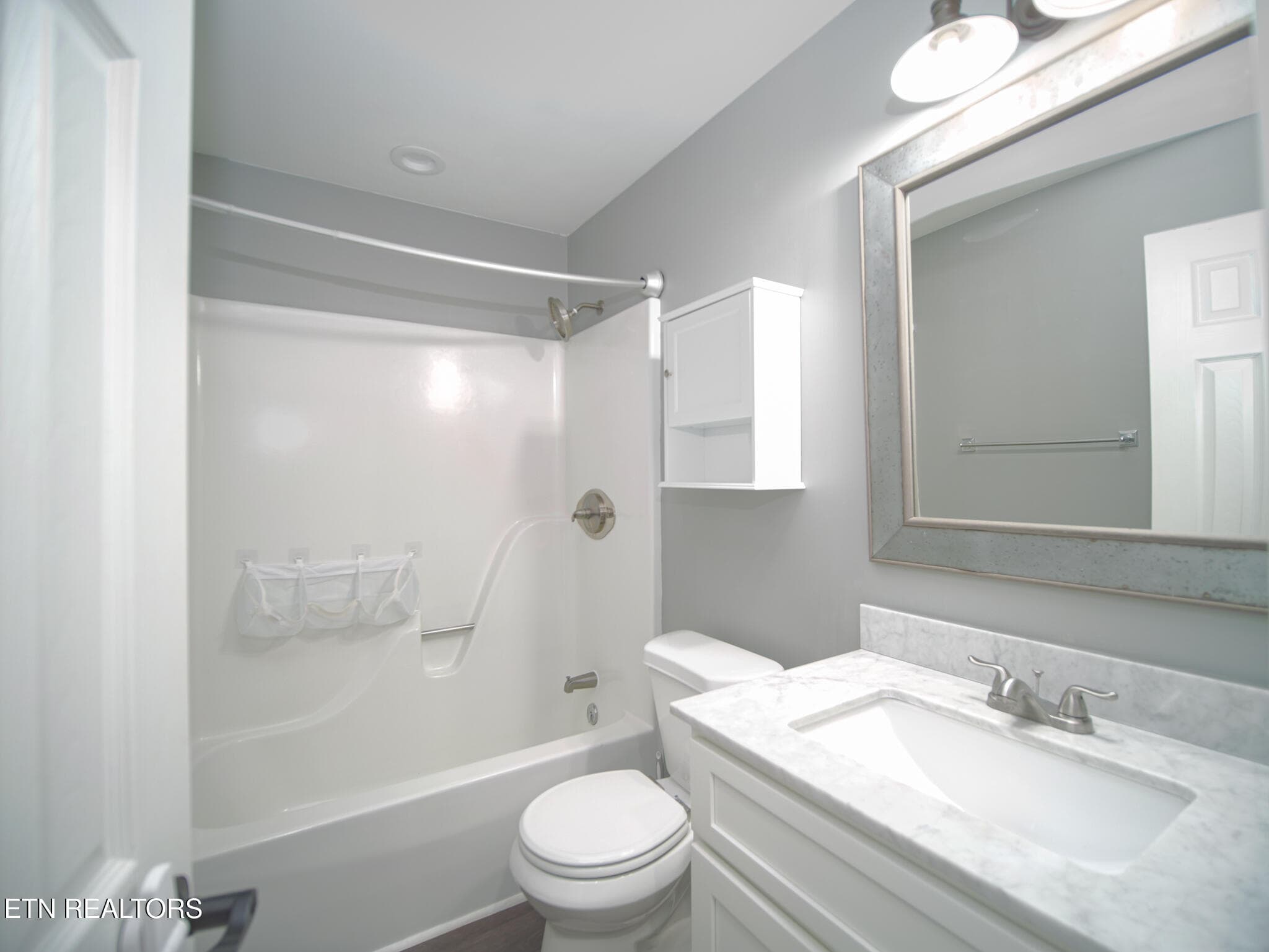 Full Hall Bath - 3001 Walmar Drive, Knoxville, TN 37920, Knoxville