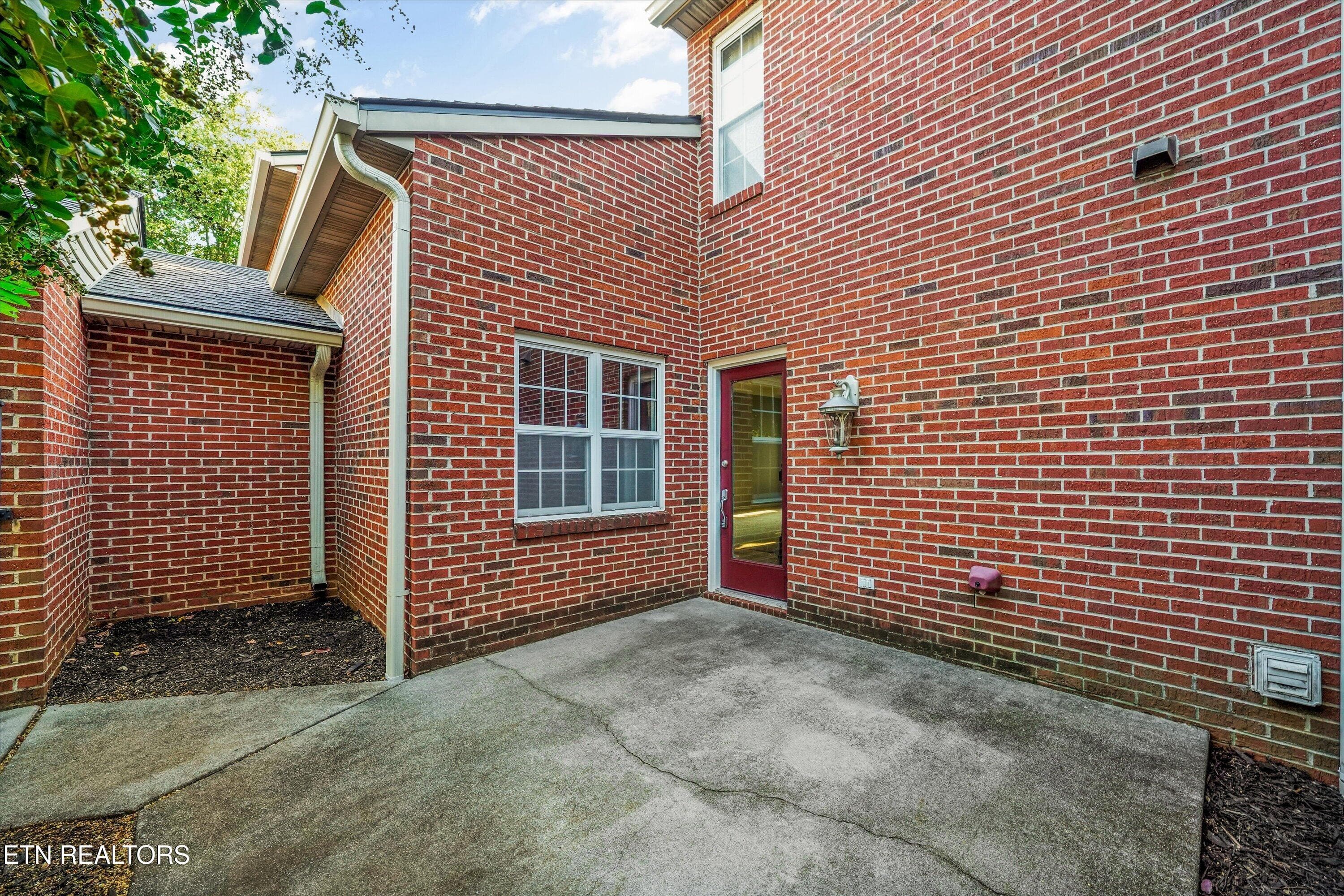 private courtyard - 5032 Griffins Gate Lane, Knoxville, TN 37912, Knoxville