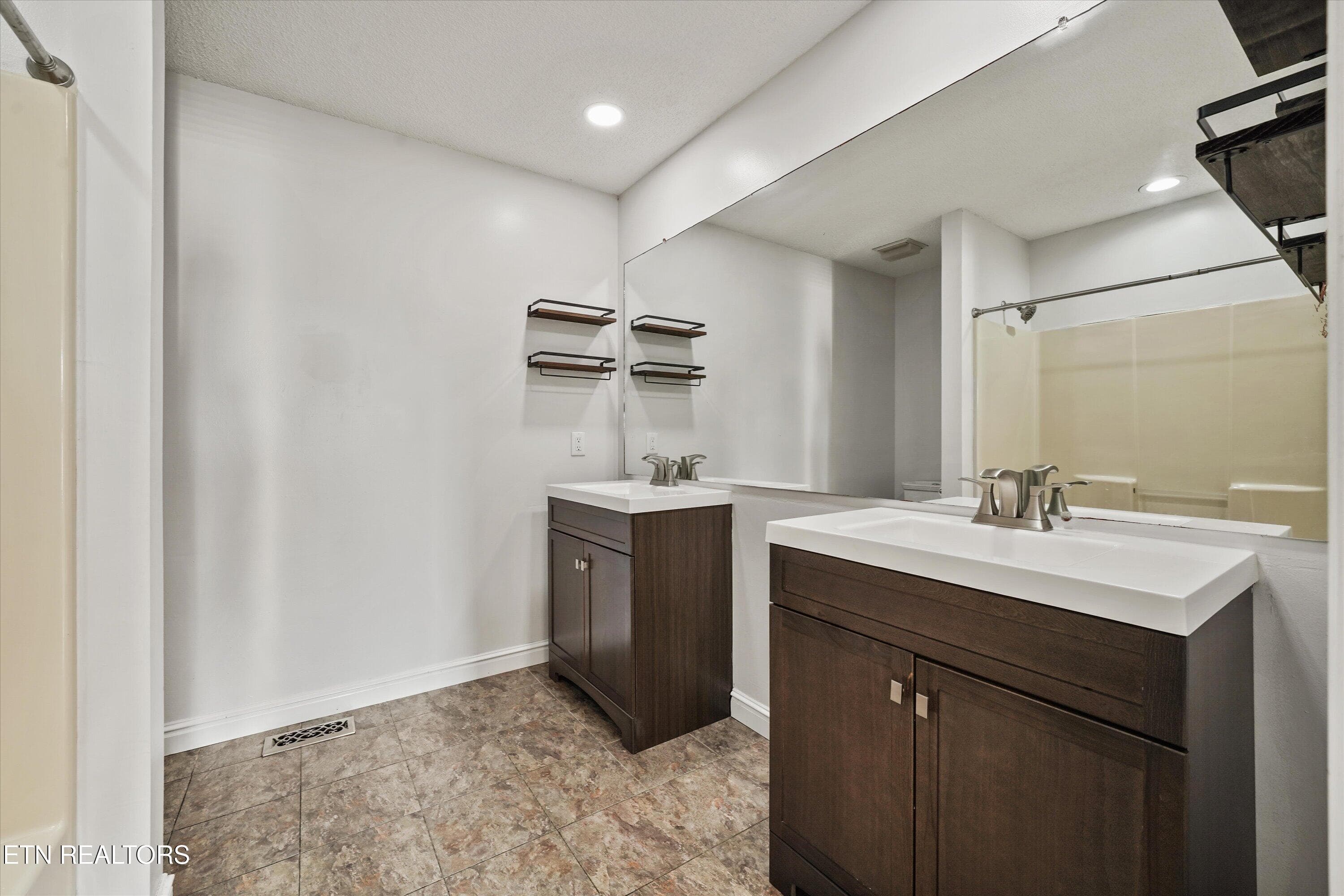 upstairs bathroom - 5032 Griffins Gate Lane, Knoxville, TN 37912, Knoxville