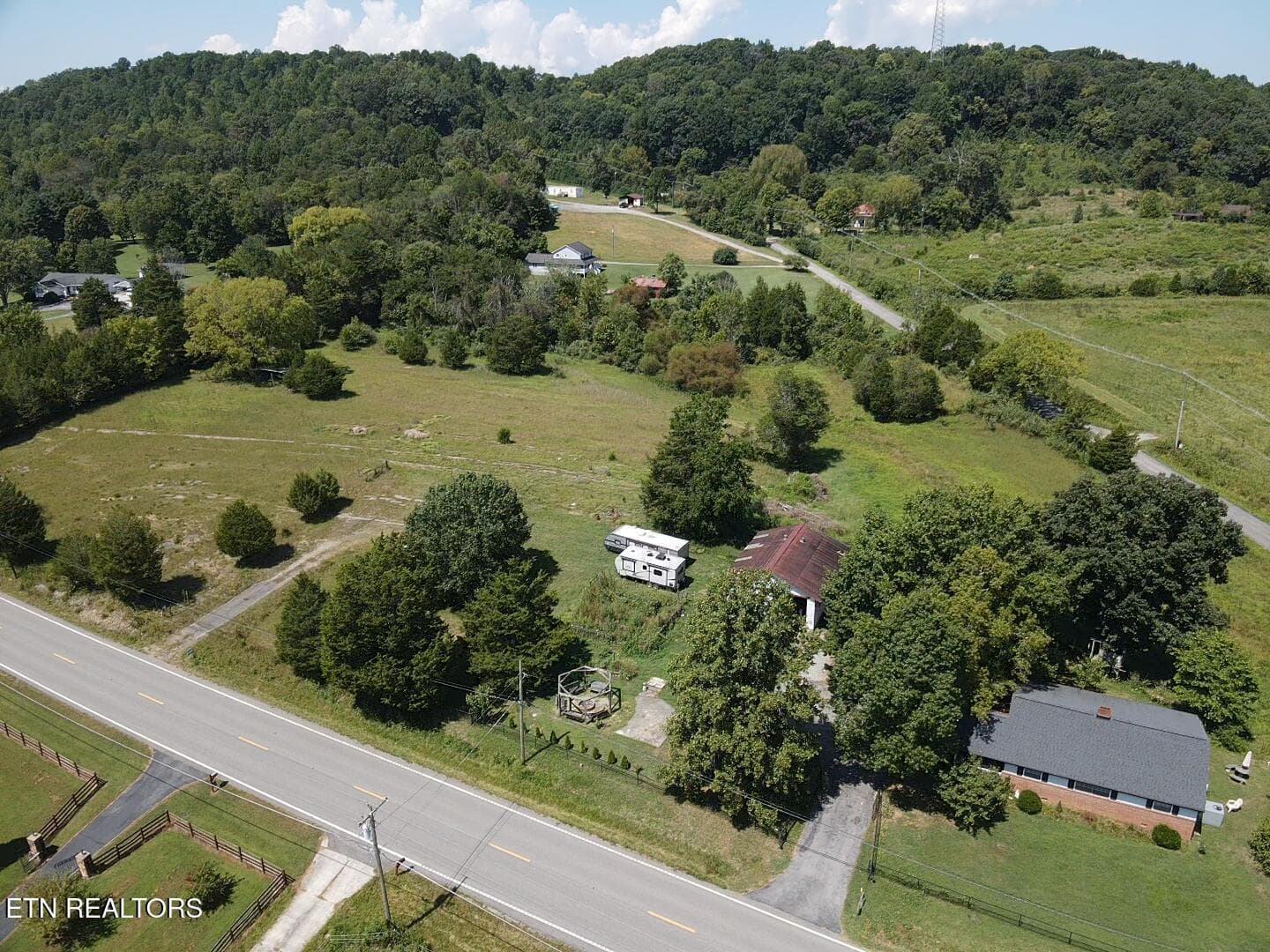 549 Raccoon Valley Rd, Powell, TN 37849