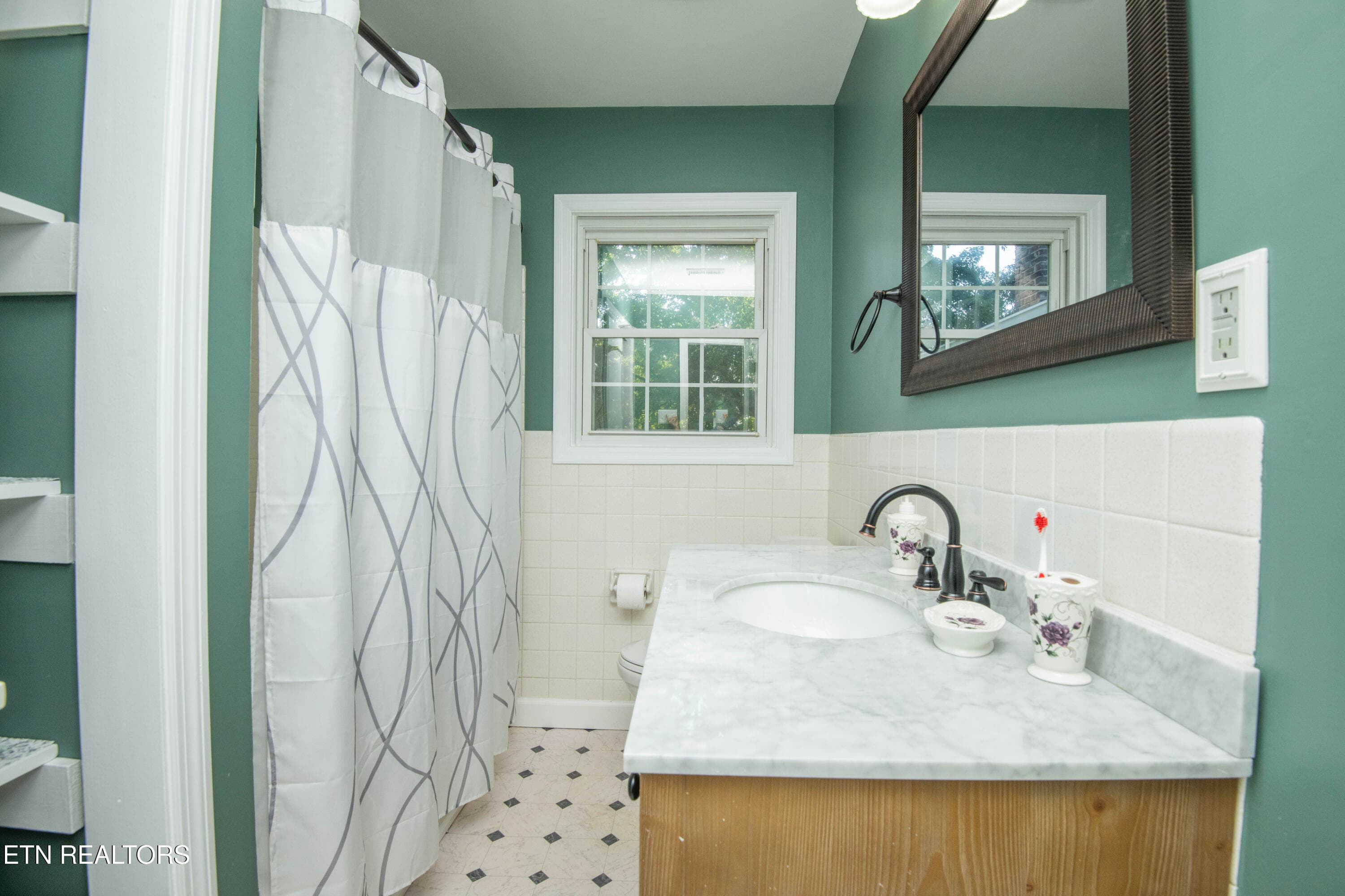 Bath - 7608 Sabre Drive, Knoxville, TN 37919, Knoxville