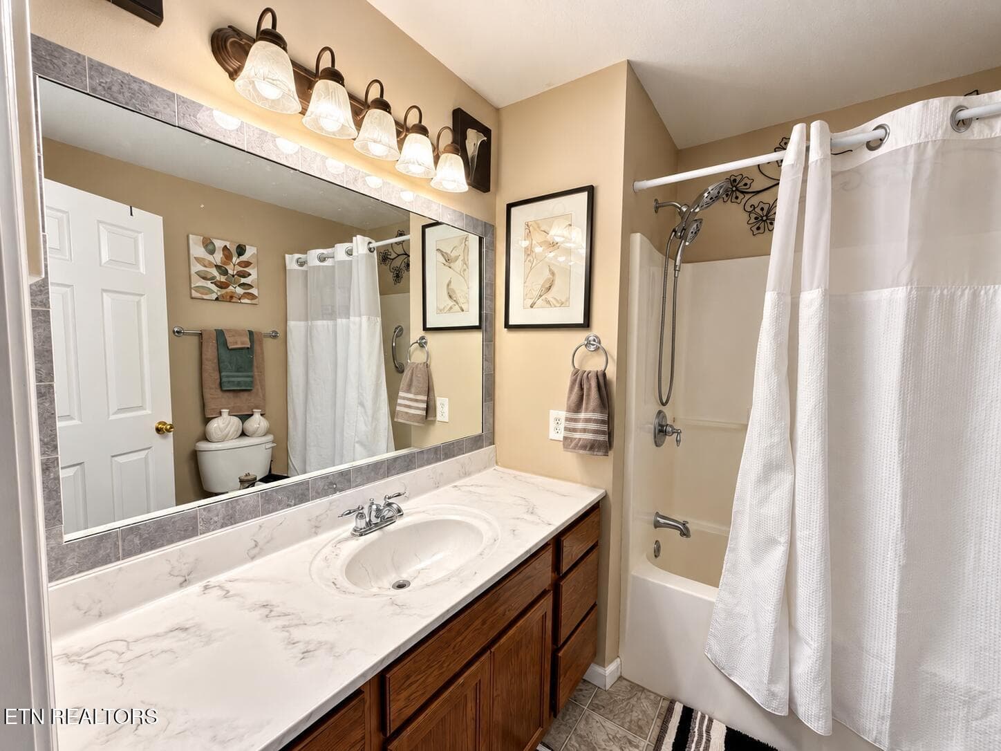 Full bathroom - 948 Micro Way 1, Knoxville, TN 37912, Knoxville