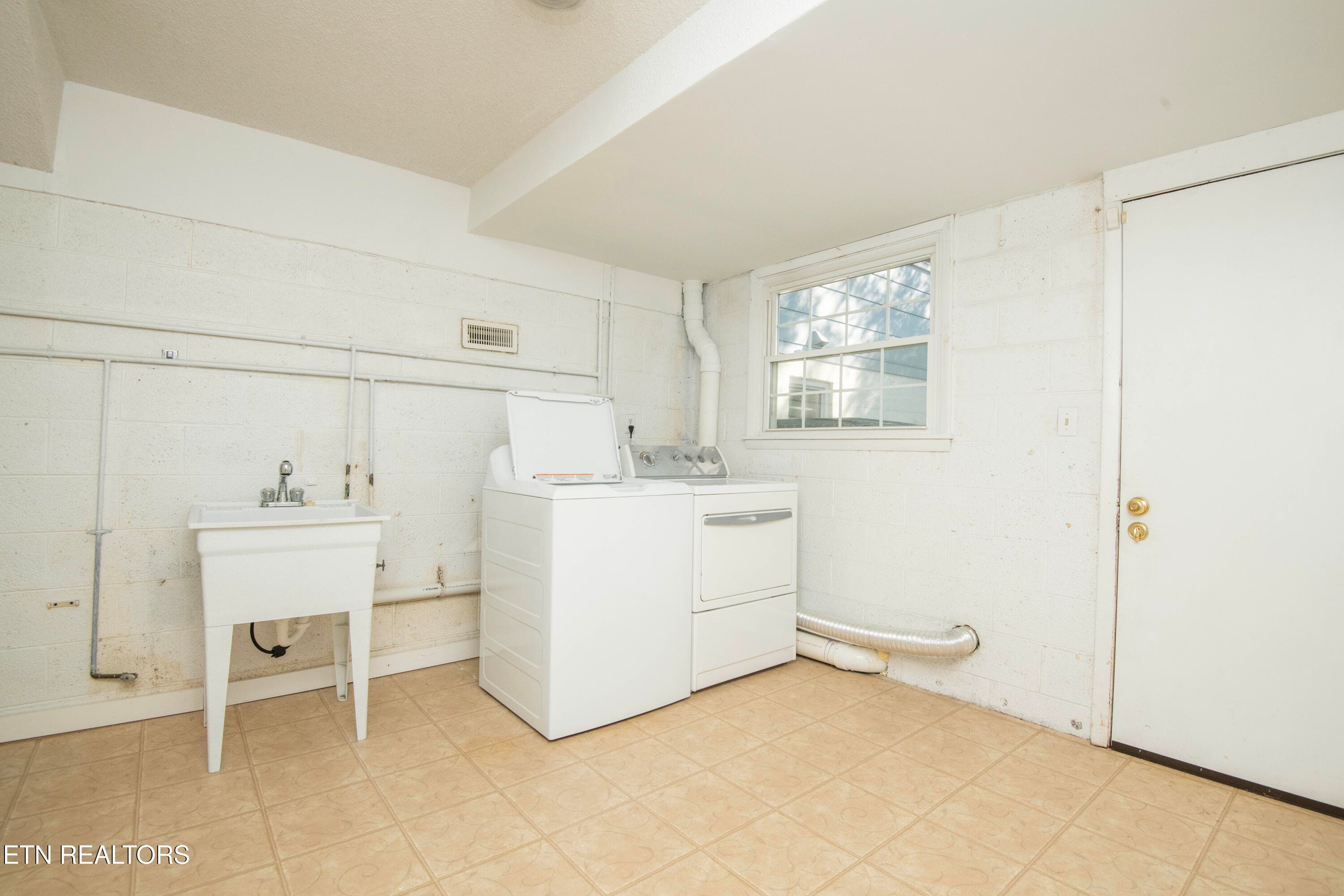 Laundry - 7608 Sabre Drive, Knoxville, TN 37919, Knoxville
