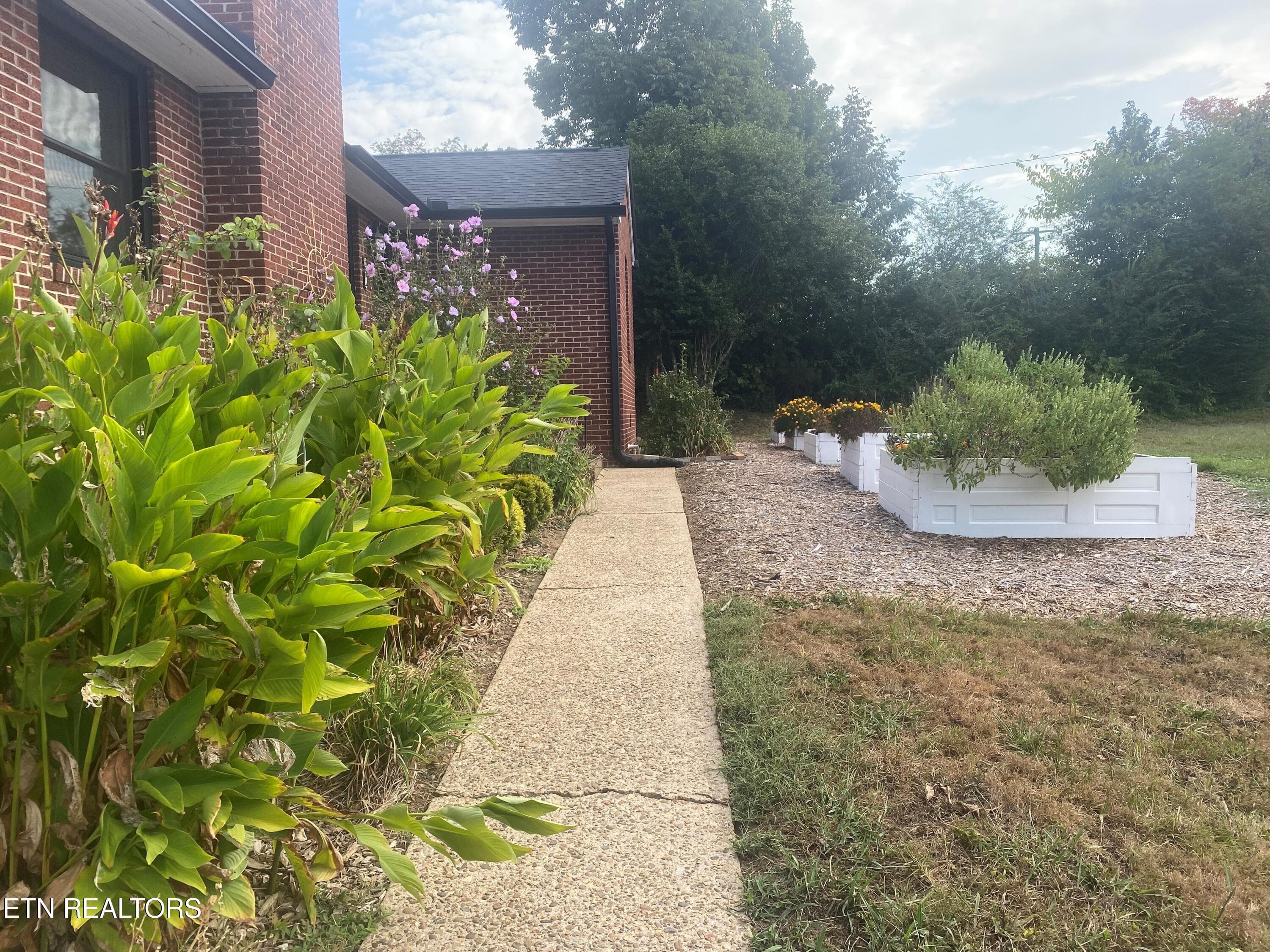 Front walk - 1701 Highland Drive, Knoxville, TN 37918, Knoxville