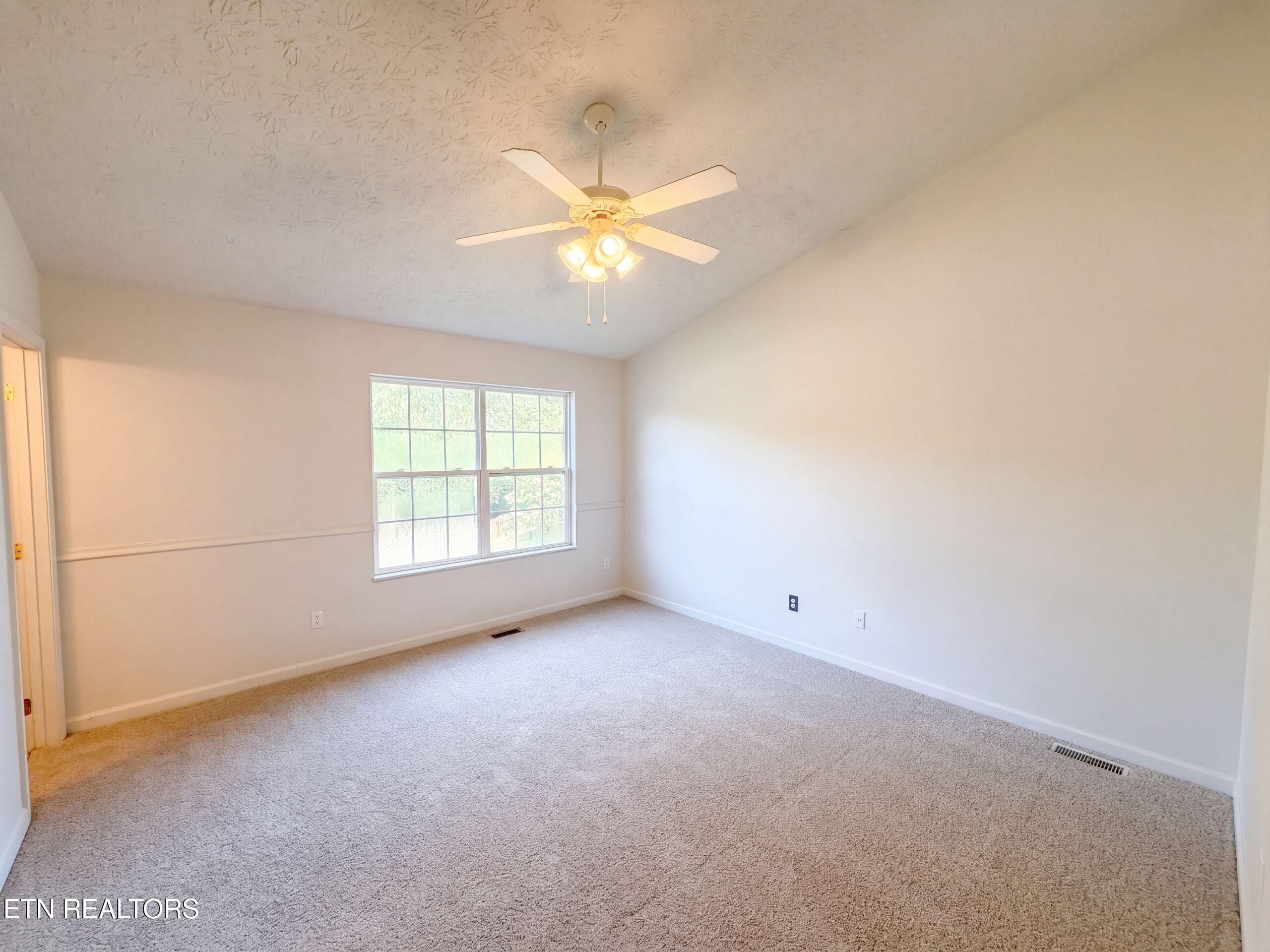 listing_23 - 7111 Pinecroft Lane, Knoxville, TN 37914, Knoxville