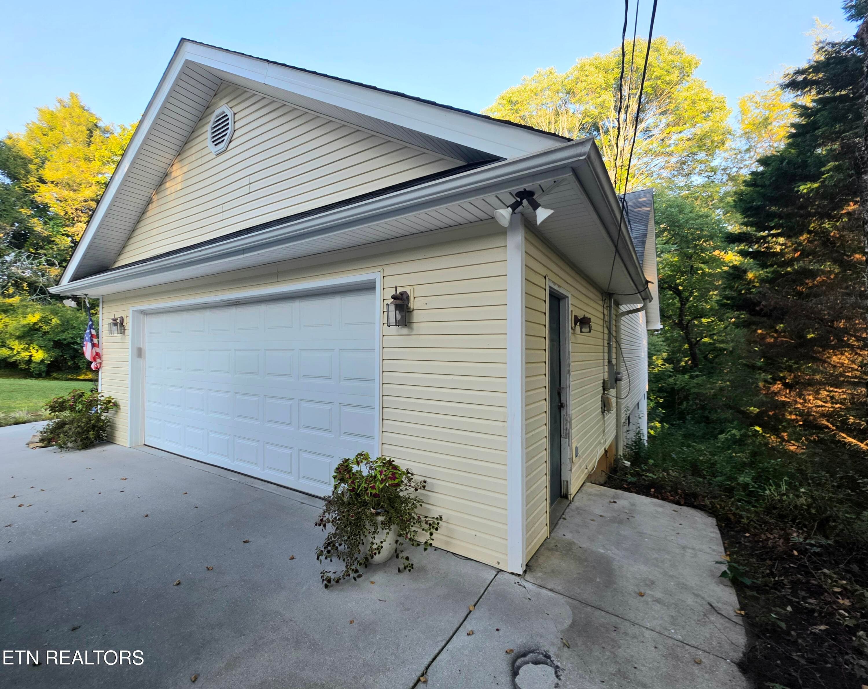 2 car garage - 3210 Topside Rd, Knoxville, TN 37920, Knoxville