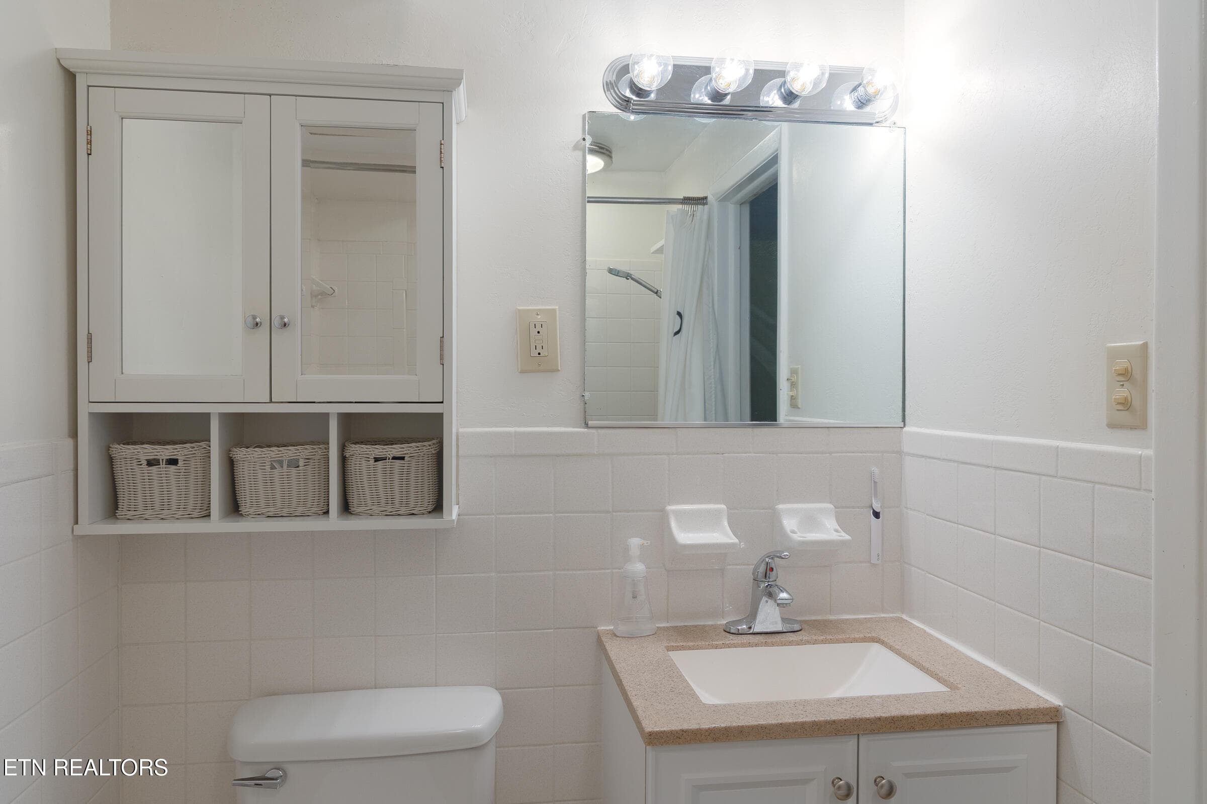 PrimaryBathroom1 - 1016 Oglewood Ave, Knoxville, TN 37917, Knoxville