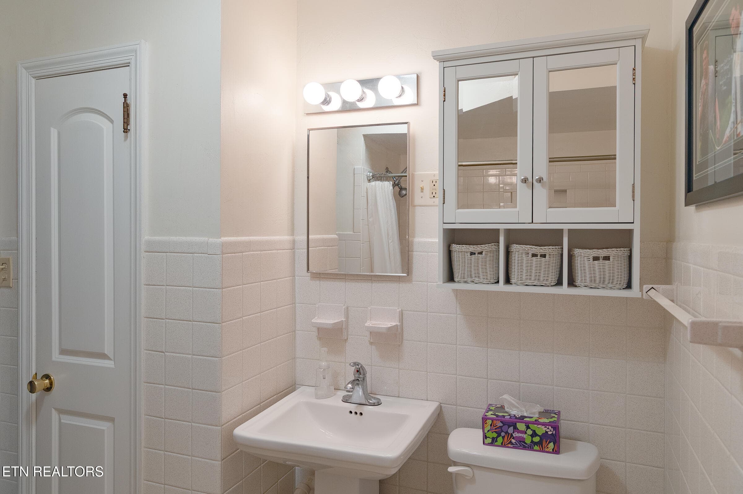 GuestBathroom2 - 1016 Oglewood Ave, Knoxville, TN 37917, Knoxville
