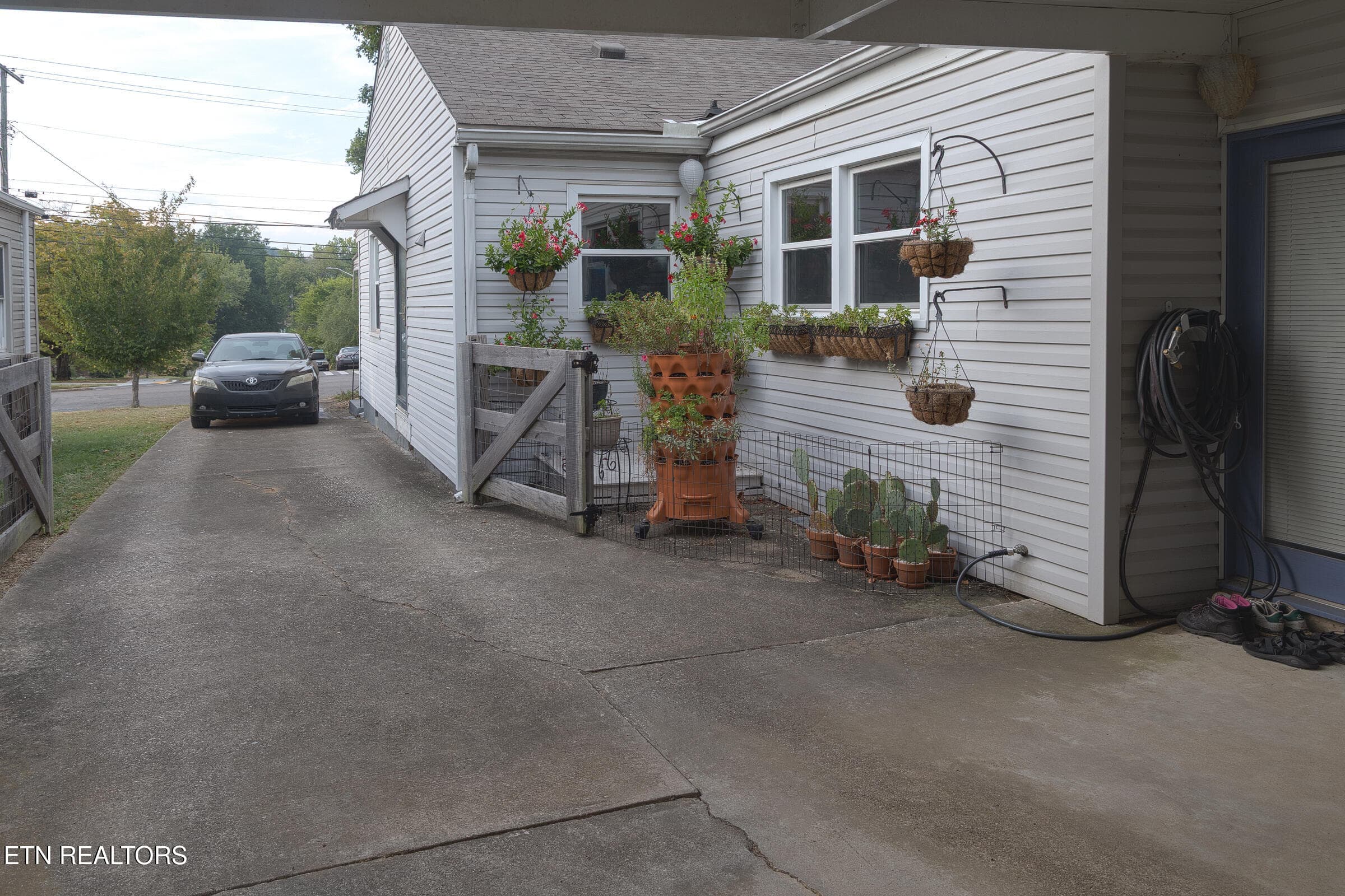 Driveway1 - 1016 Oglewood Ave, Knoxville, TN 37917, Knoxville