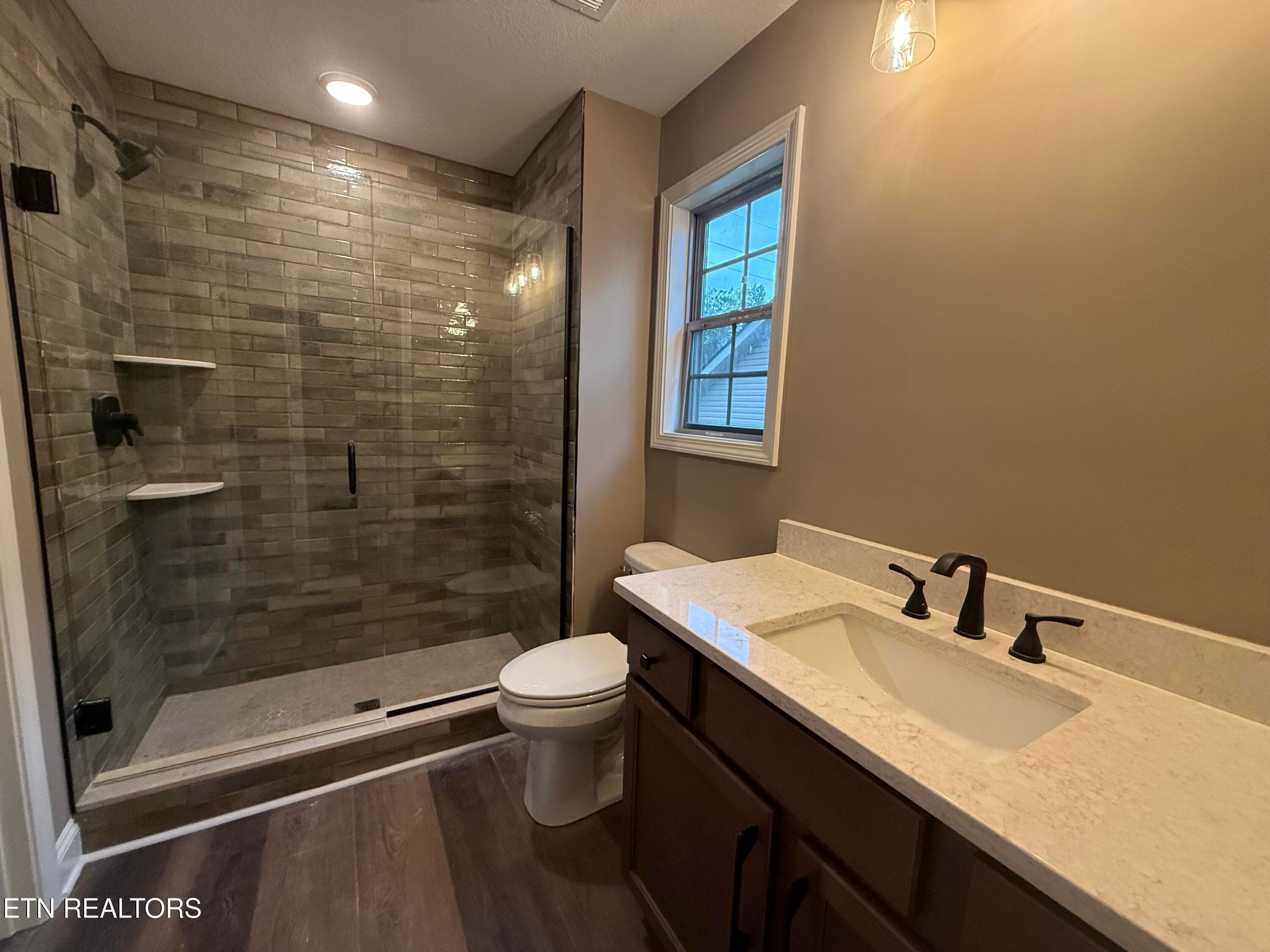 Jack n'Jill Bath (2nd Floor) - 1822 Hickory Reserve Rd, Knoxville, TN 37932, Knoxville