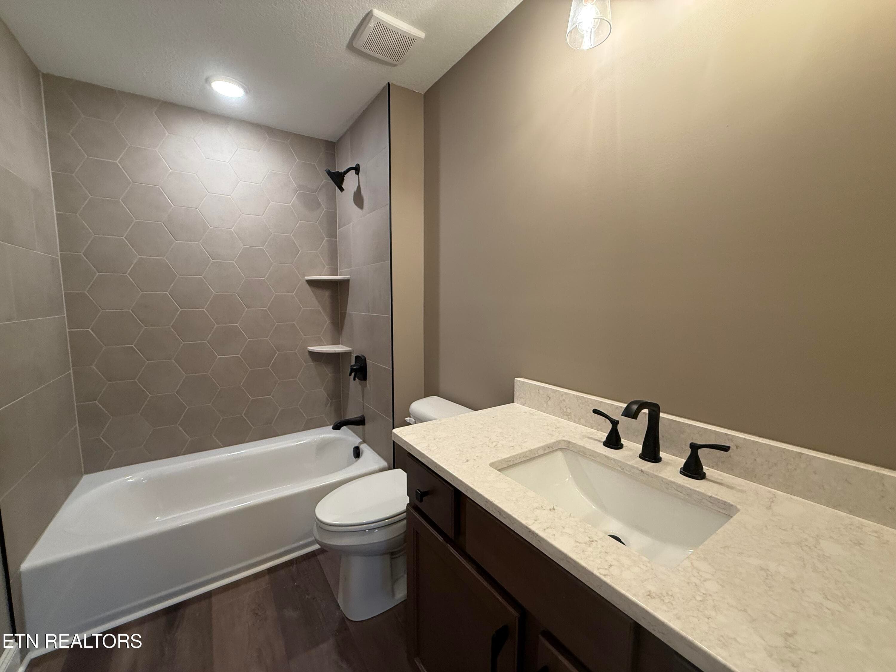 Hall Full Bath (2nd Floor) - 1822 Hickory Reserve Rd, Knoxville, TN 37932, Knoxville