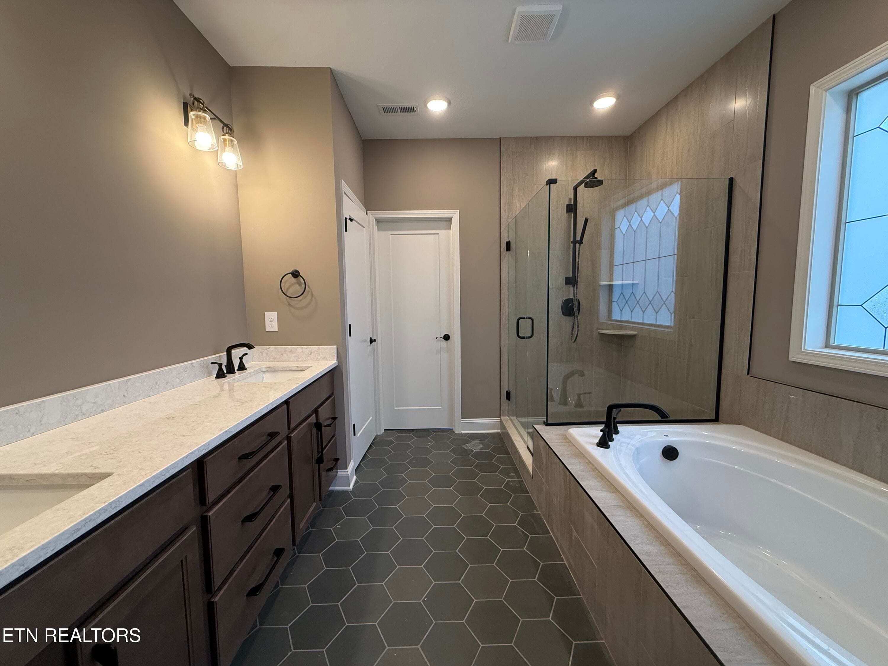 Bath 1 Suite - 1822 Hickory Reserve Rd, Knoxville, TN 37932, Knoxville