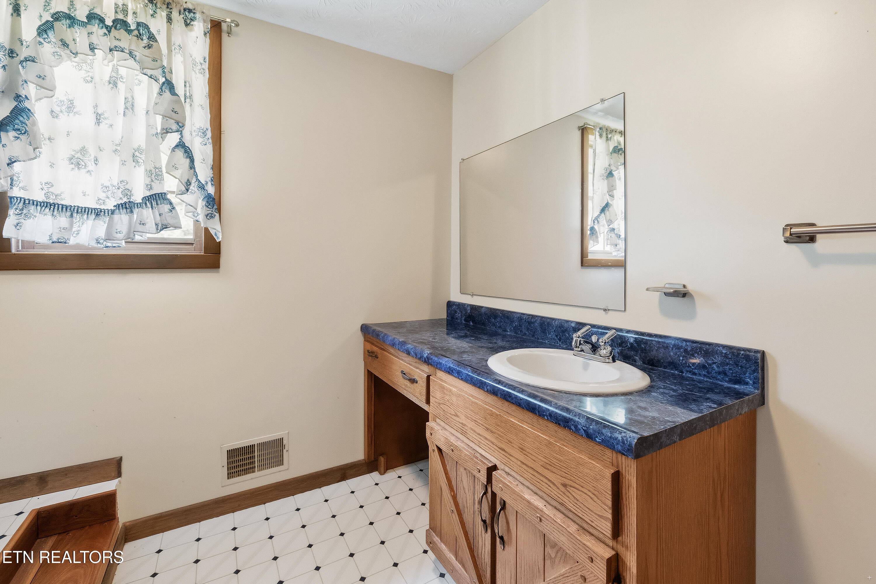 Full Bathroom Upstairs - 2460 Northern Rd, New Market, TN 37820, New Market