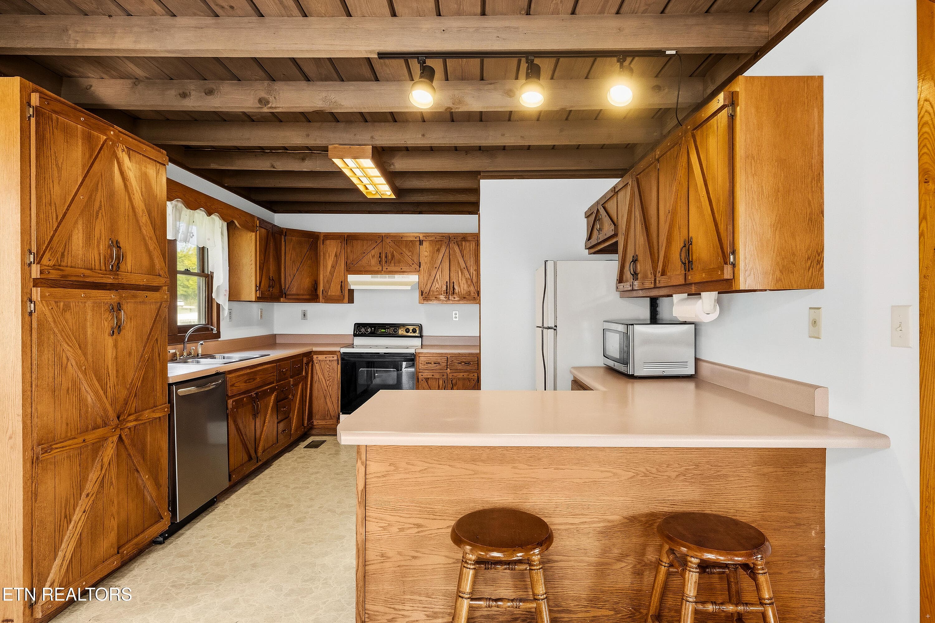 Kitchen with Breakfast Bar - 2460 Northern Rd, New Market, TN 37820, New Market