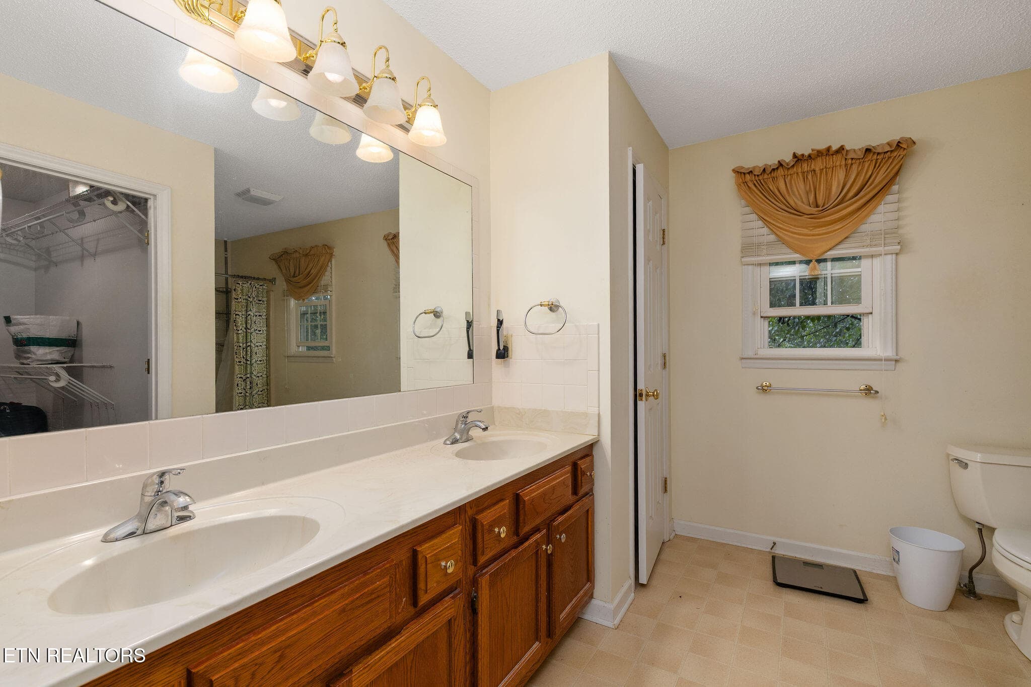 PRIMARY BATH - 212 Pickens Rd, Kingsport, TN 37663, Kingsport