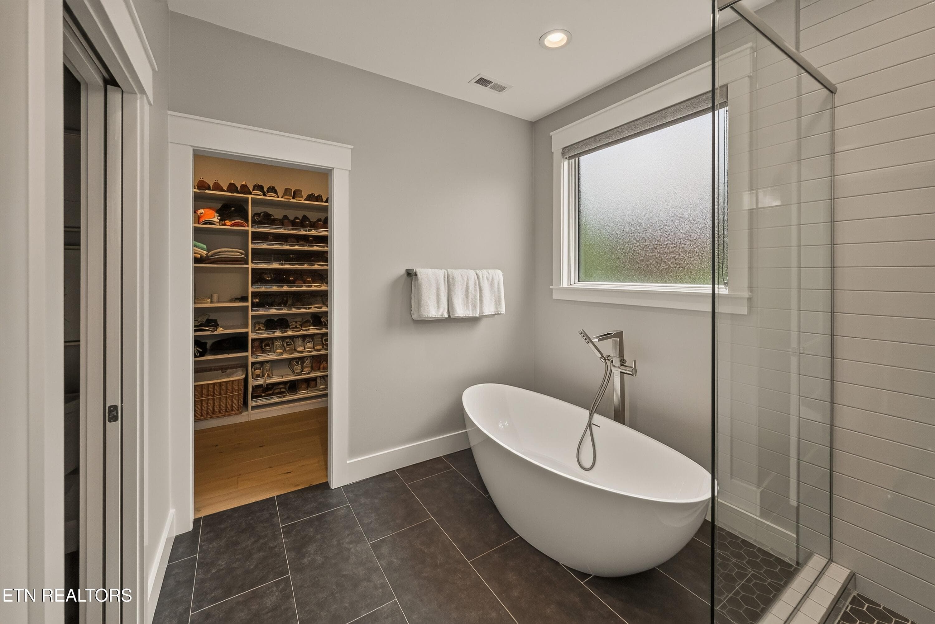 primary bath tub - 1305 Legacy Cove Way, Knoxville, TN 37919