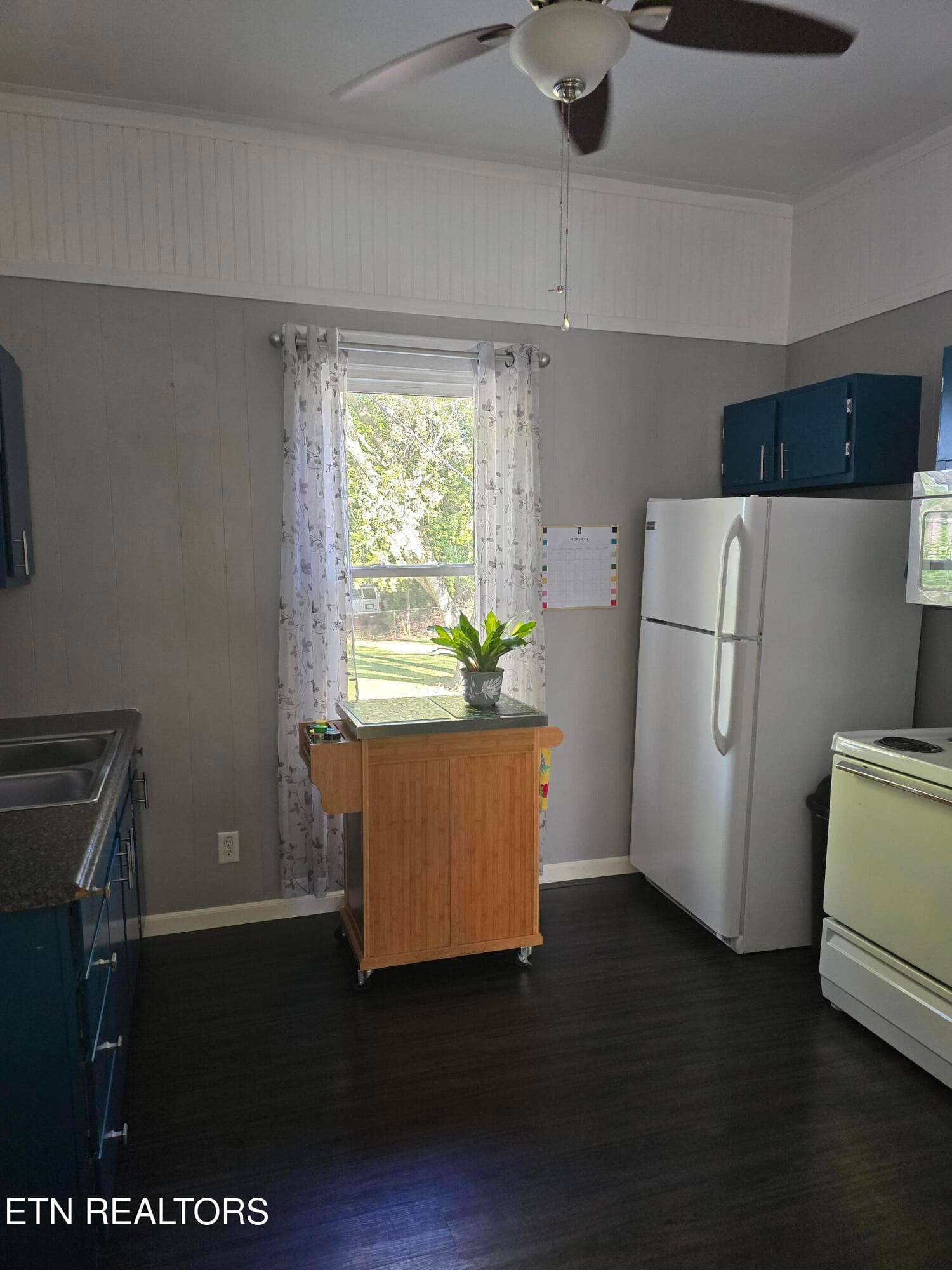 ISLAND CART IS MOVEABLE! - 248 Hannum St, Alcoa, TN 37701