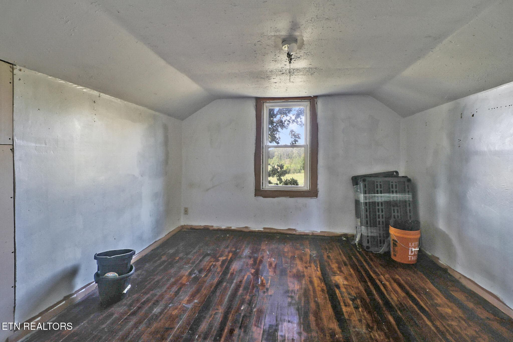 Upstairs - 580 Eastland Cemetery Rd, Sparta, TN 38583, Sparta