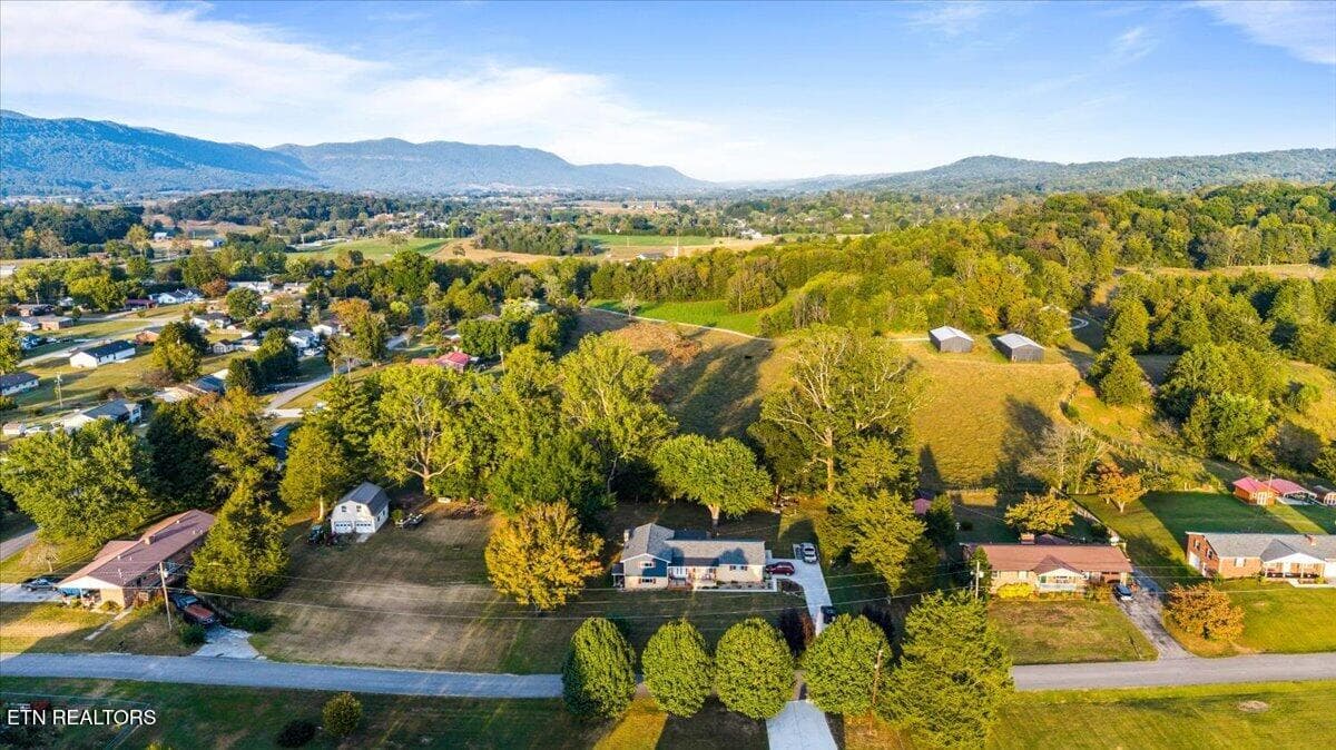 Lovely location - 328 Brown Crest Rd, LaFollette, TN 37766, LaFollette