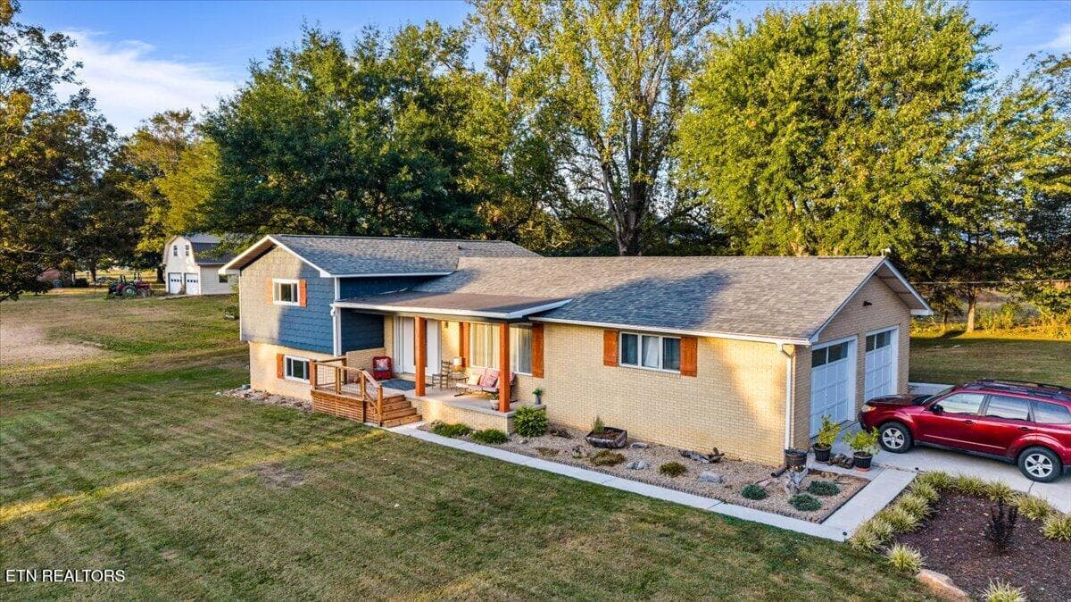 2 car garage - 328 Brown Crest Rd, LaFollette, TN 37766, LaFollette