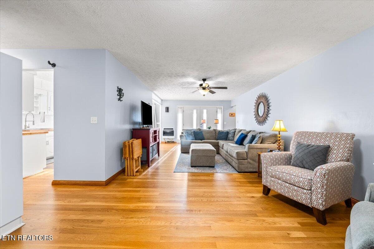 Living - 328 Brown Crest Rd, LaFollette, TN 37766, LaFollette
