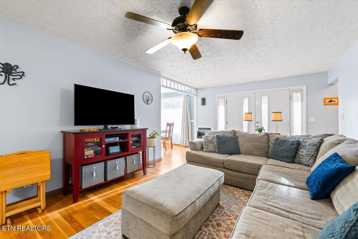Spacious Living room - 328 Brown Crest Rd, LaFollette, TN 37766, LaFollette