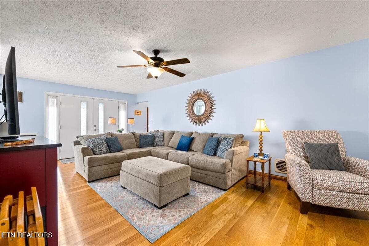 Living - 328 Brown Crest Rd, LaFollette, TN 37766, LaFollette