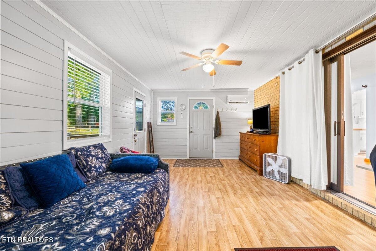 Sunroom - 328 Brown Crest Rd, LaFollette, TN 37766, LaFollette