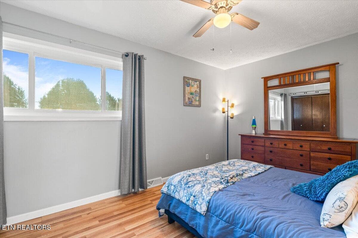 Buest bedroom - 328 Brown Crest Rd, LaFollette, TN 37766, LaFollette