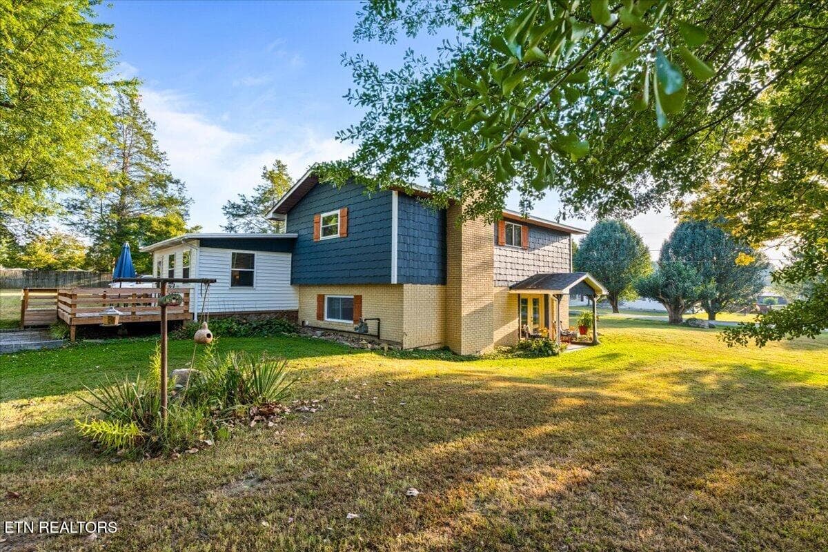 Great space of entertaining - 328 Brown Crest Rd, LaFollette, TN 37766, LaFollette